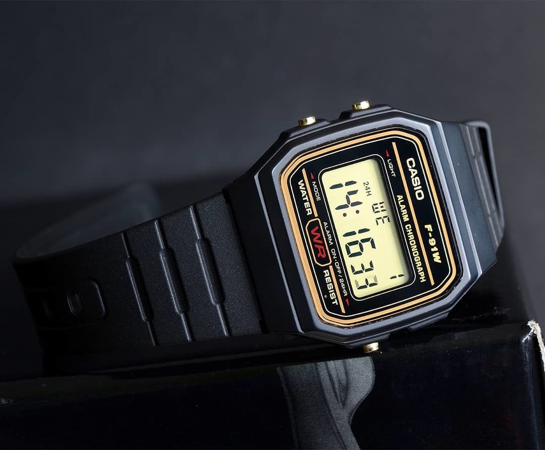 Casio F-91WG-9 中裝  黑色方形復古跳字錶 金圈