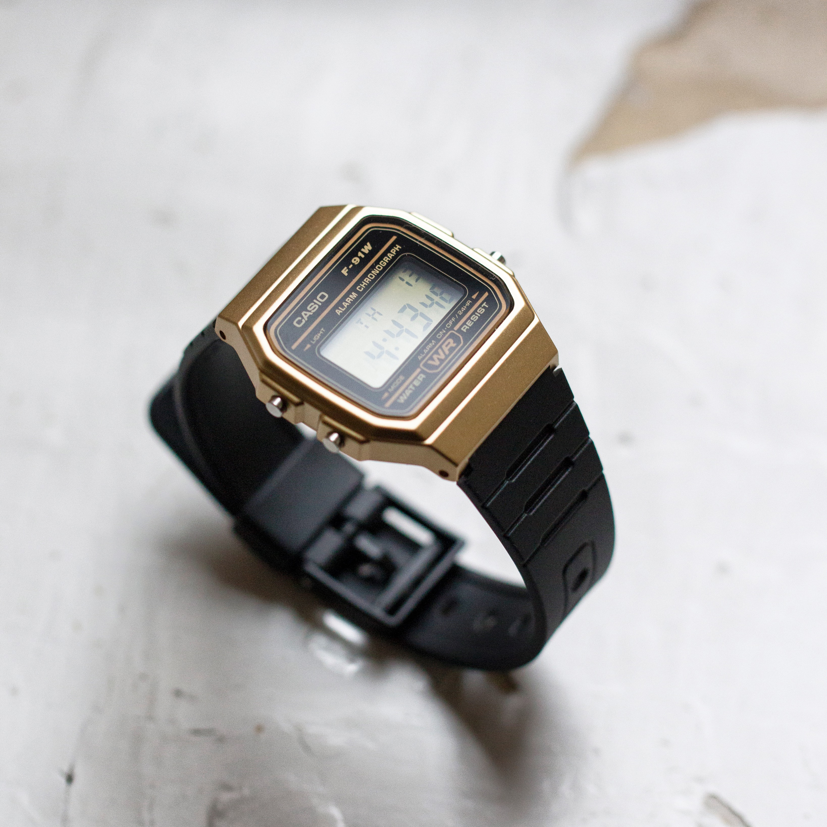 Casio F-91WM-9 中裝  黑色方形復古跳字錶 金殻