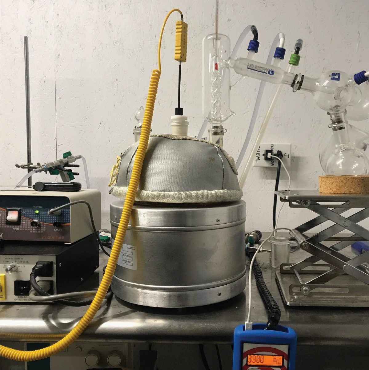 低溫水萃用的銀色蒸餾機