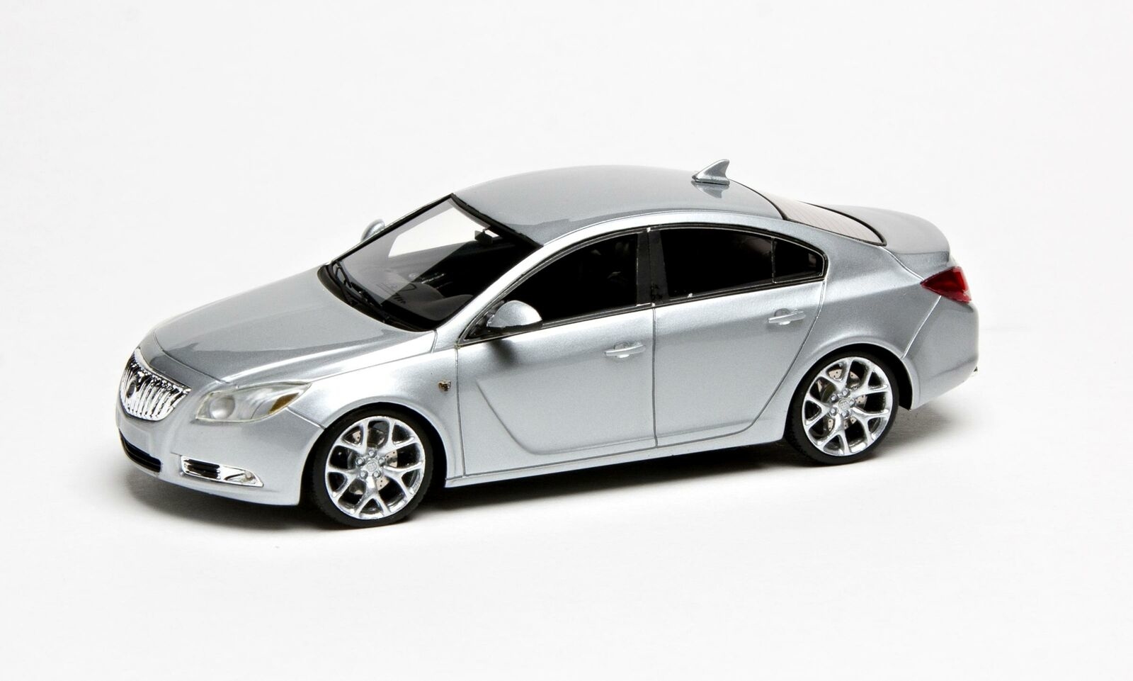 1/43 Luxury 2011 Buick Regal Quicksilver (884335101058)
