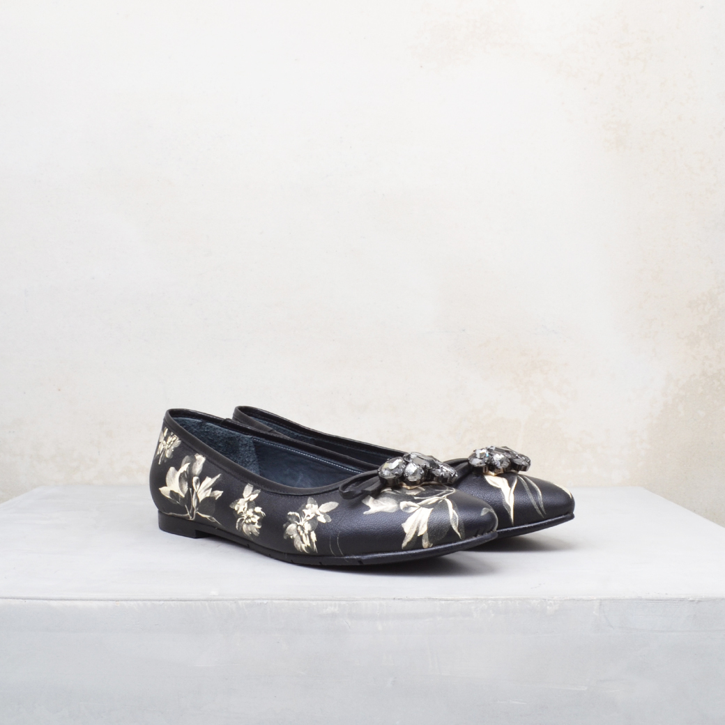 21606 綁帶寶石尖頭鞋 黑彩花