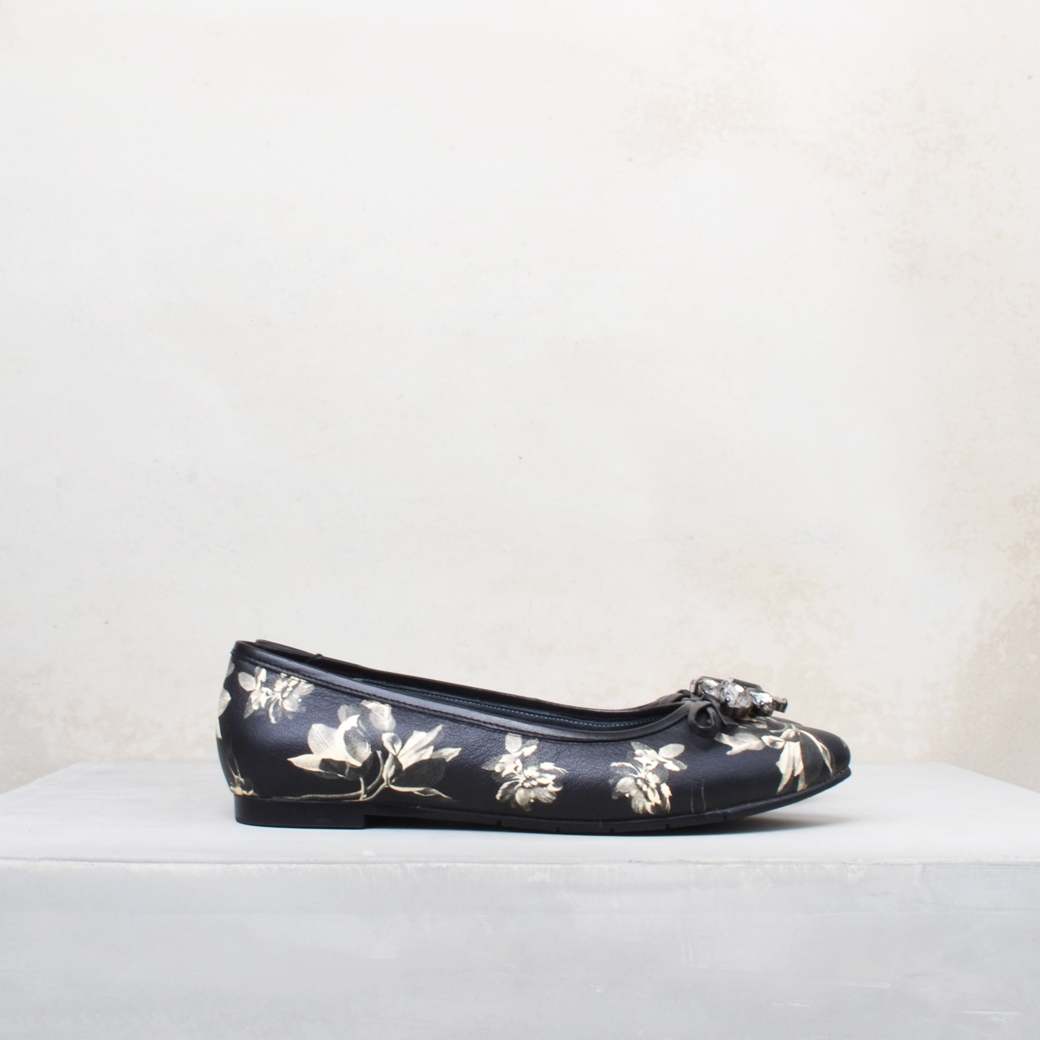 21606 綁帶寶石尖頭鞋 黑彩花