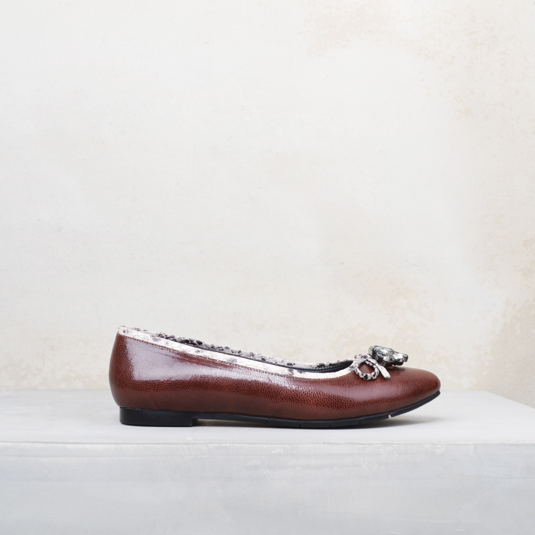 21606 綁帶寶石尖頭鞋 鑲邊咖啡