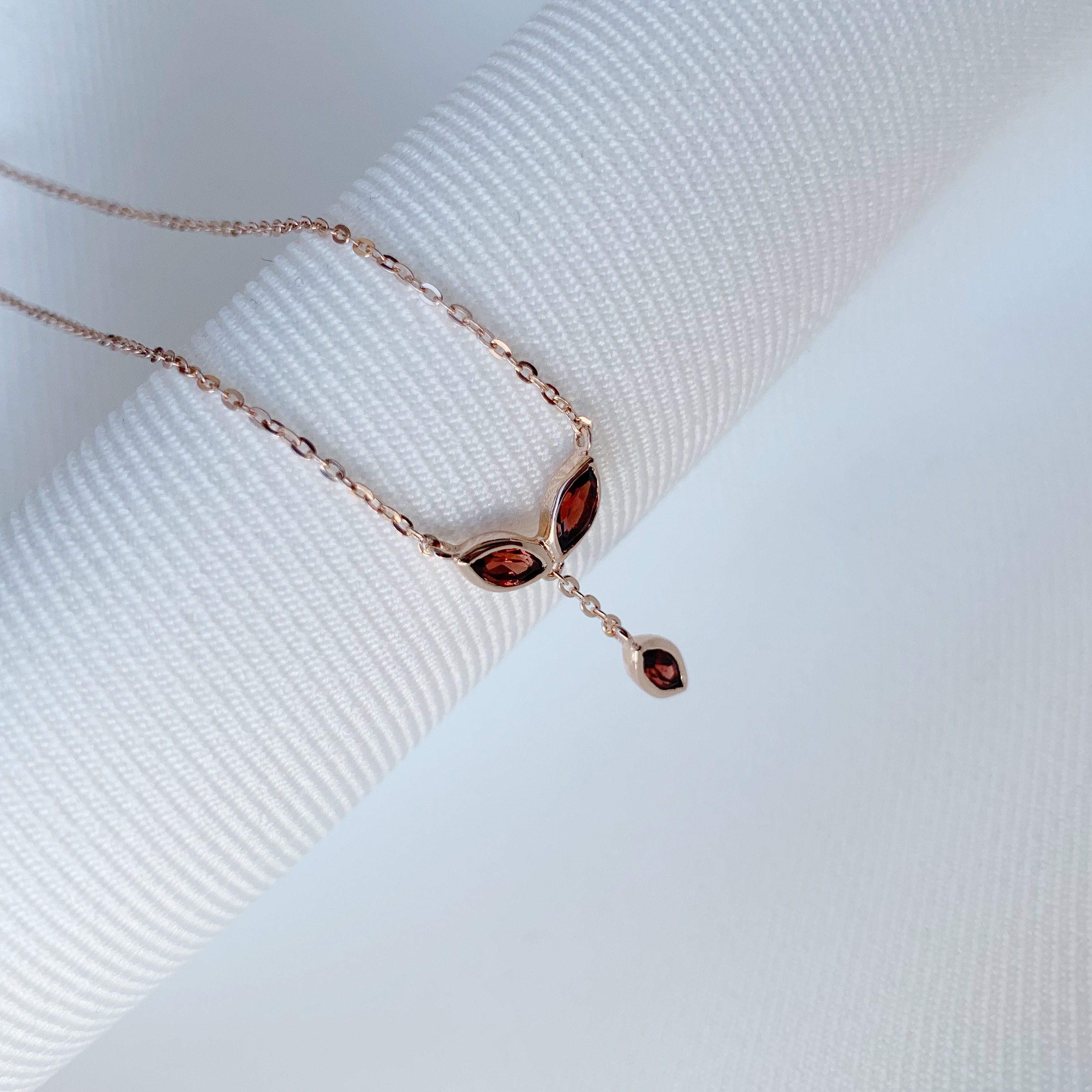 小落葉石榴石鎖骨鍊-玫瑰金