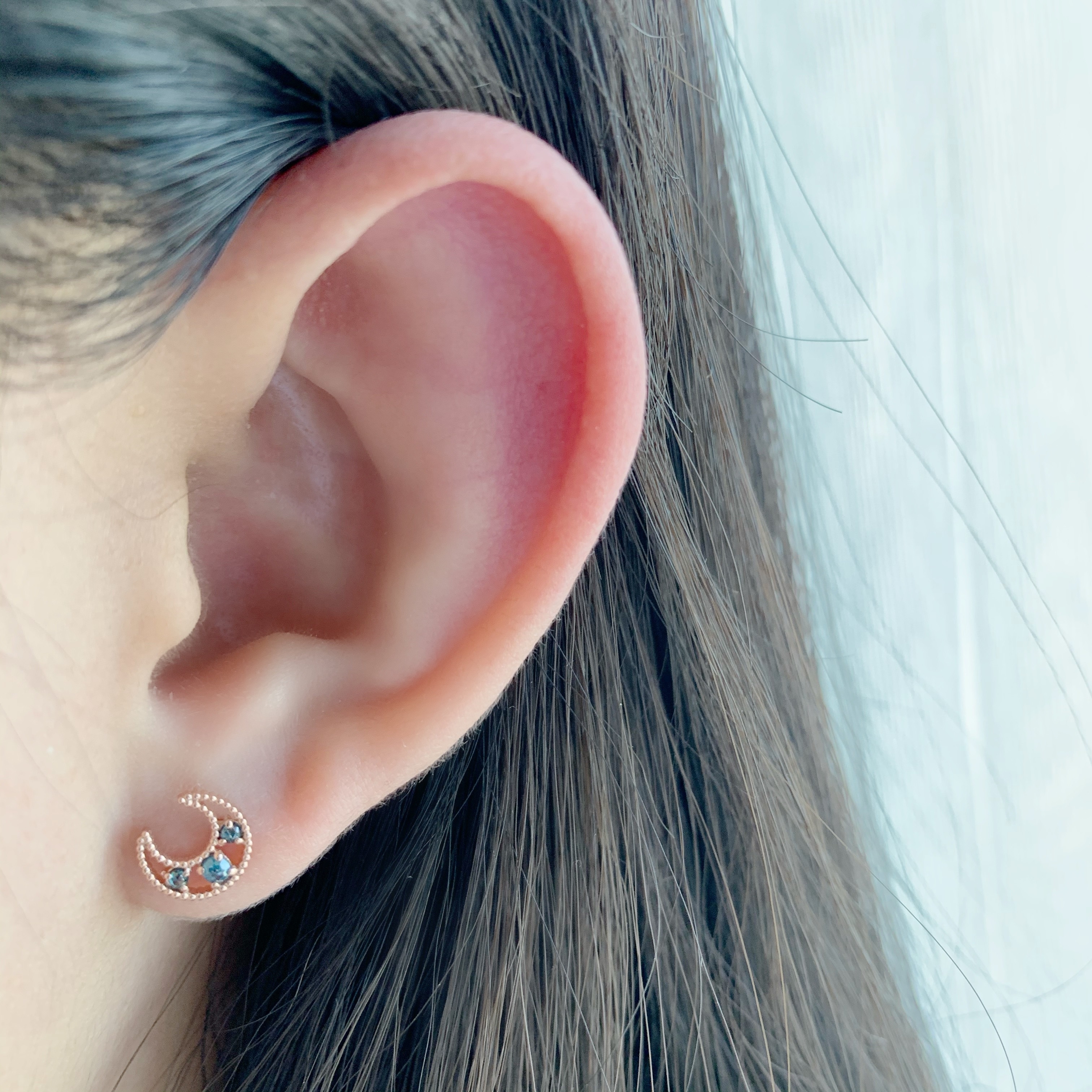 14k 簍空月亮三顆藍鑽轉珠耳環