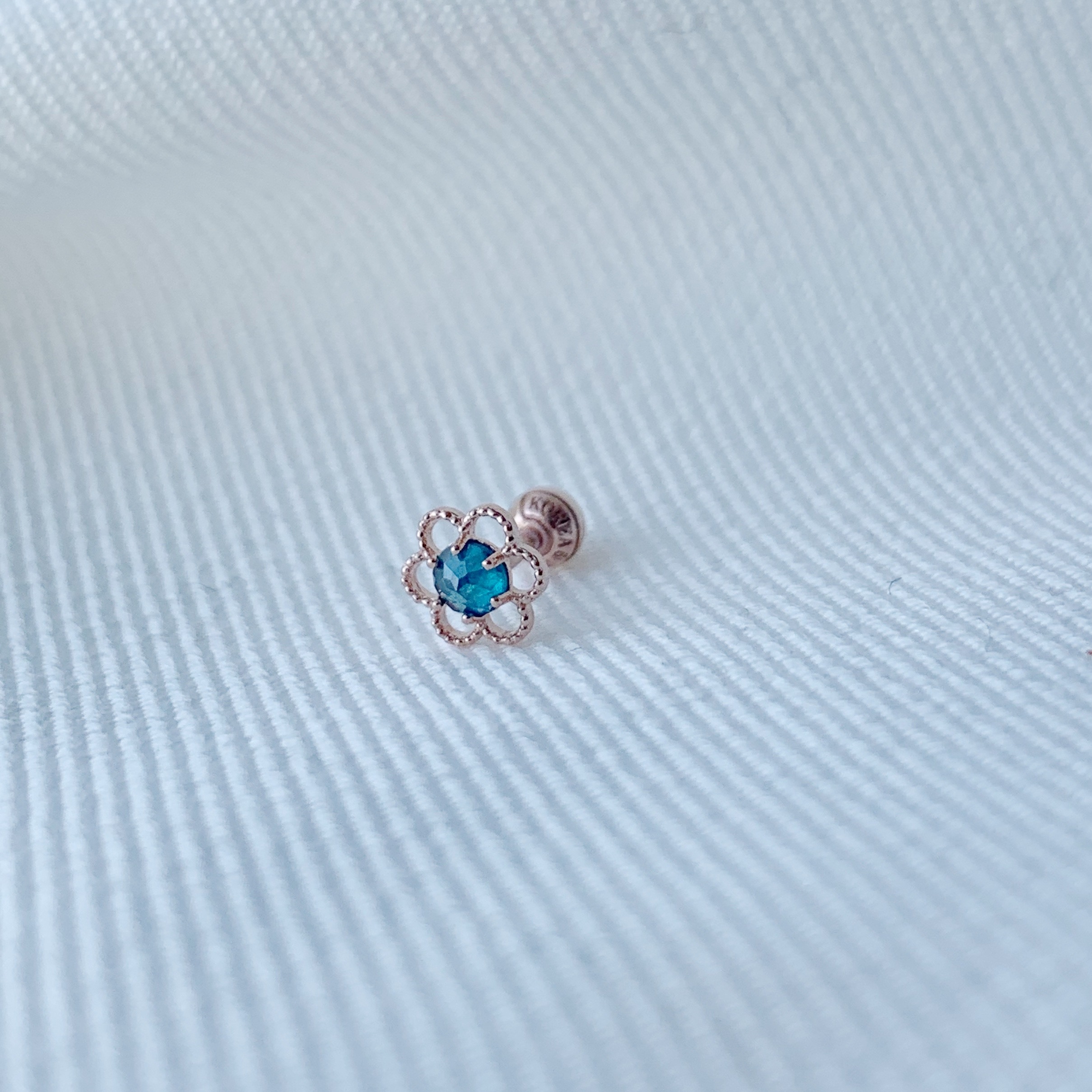 14k 簍空花朵藍鑽轉珠耳環