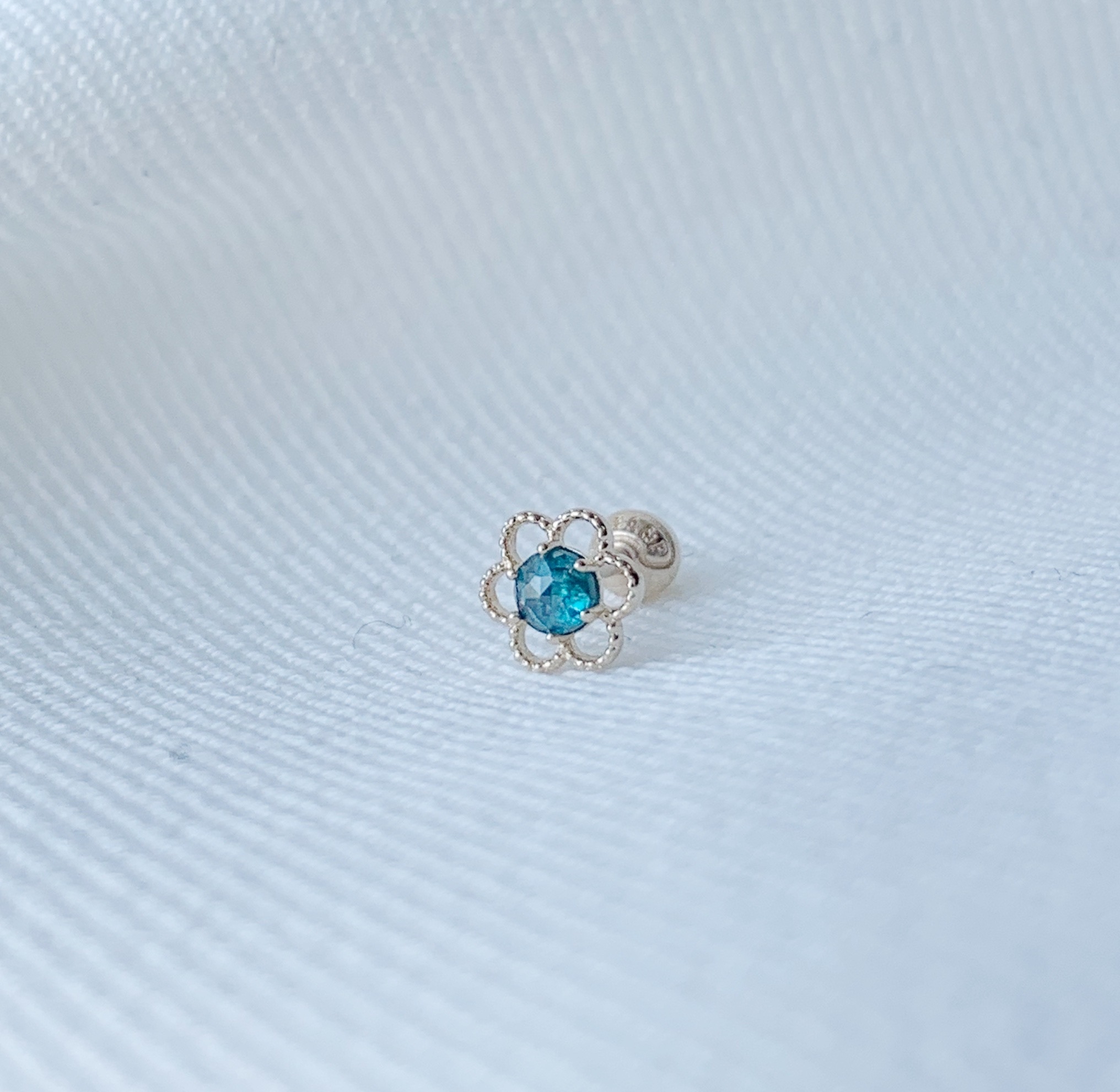 14k 簍空花朵藍鑽轉珠耳環