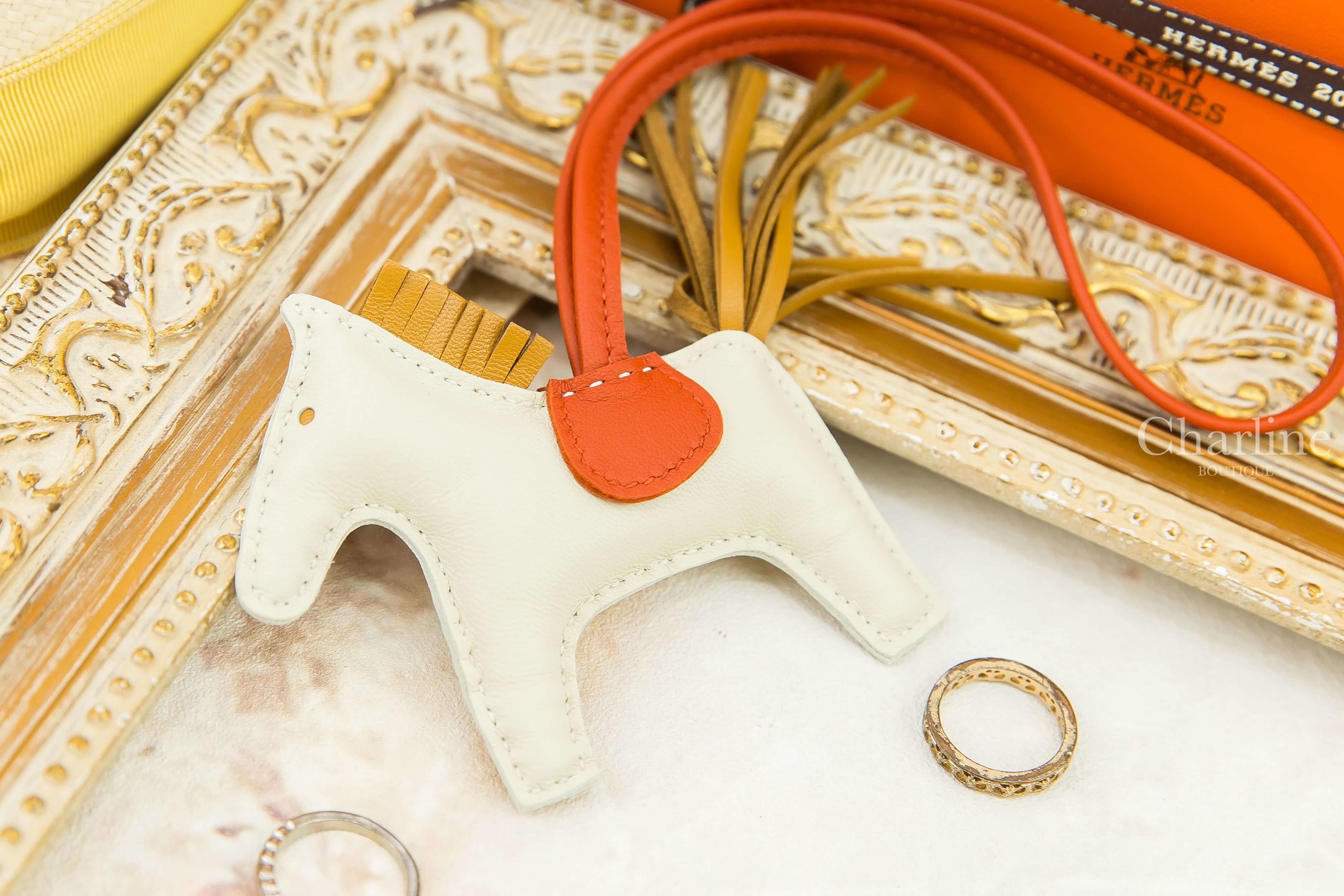 Hermès Horse Charm PM 奶昔白小型可愛小馬吊飾-Charline Boutique 精品代購