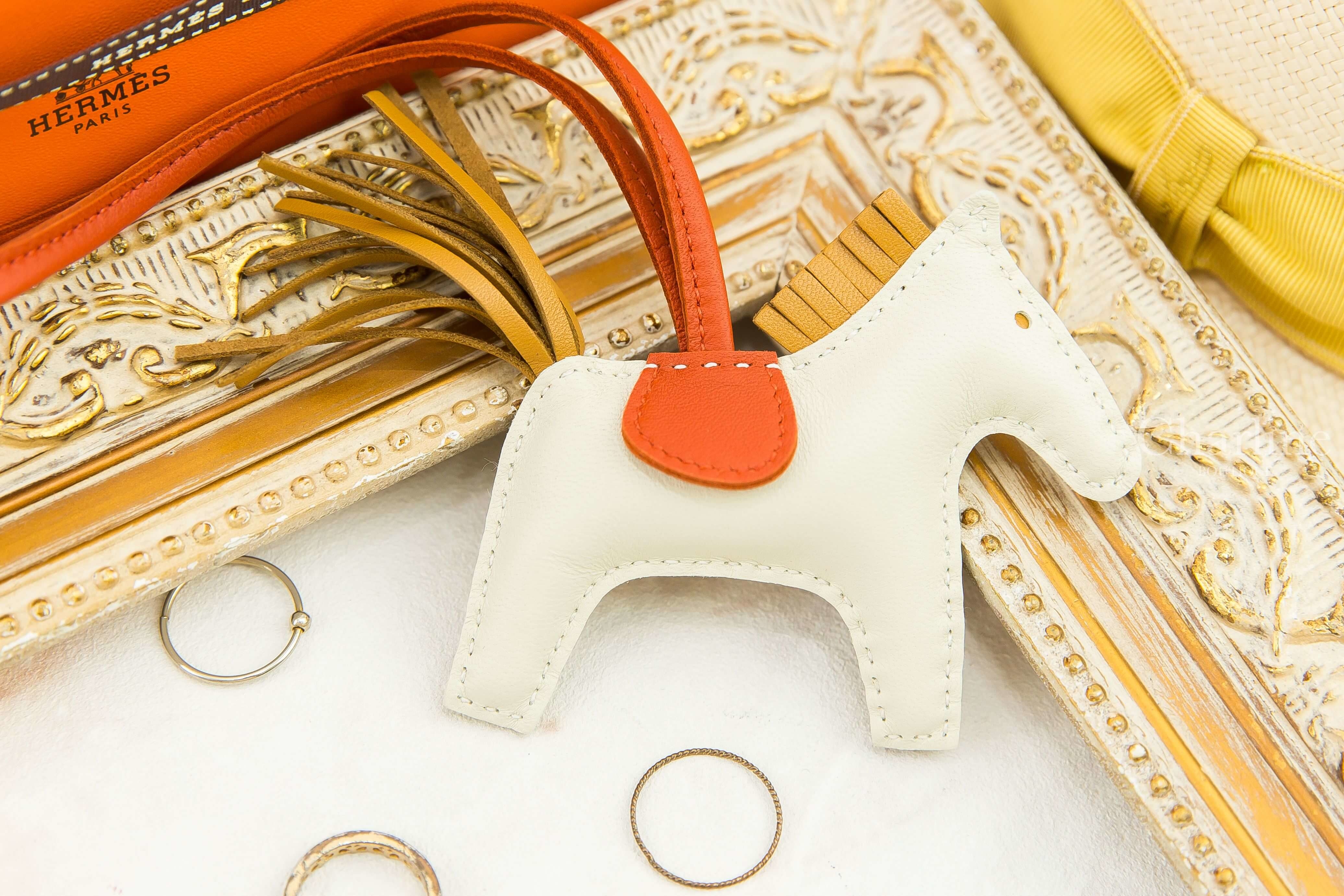 Hermès Horse Charm PM 奶昔白小型可愛小馬吊飾-Charline Boutique 精品代購
