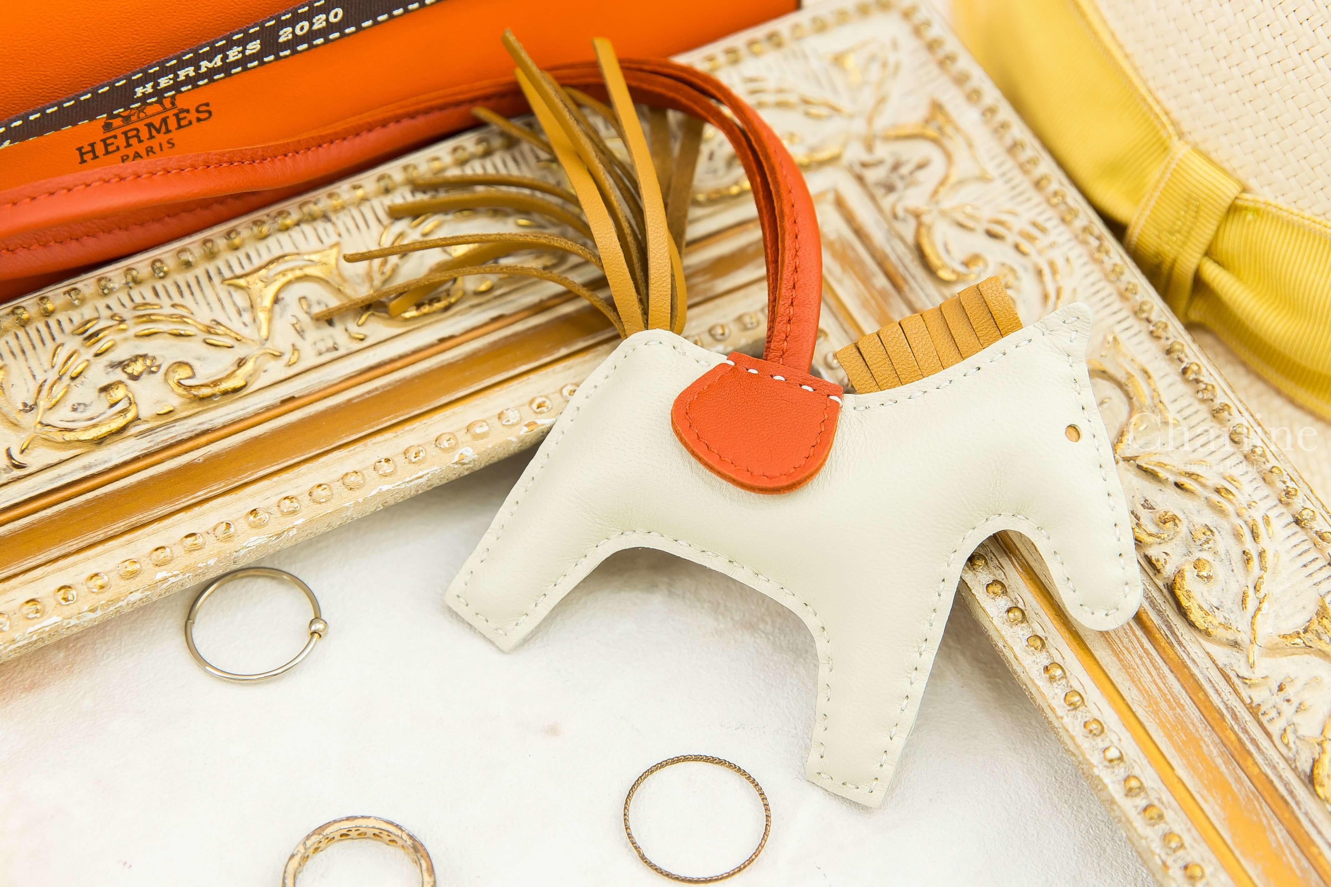 Hermès Horse Charm PM 奶昔白小型可愛小馬吊飾-Charline Boutique 精品代購