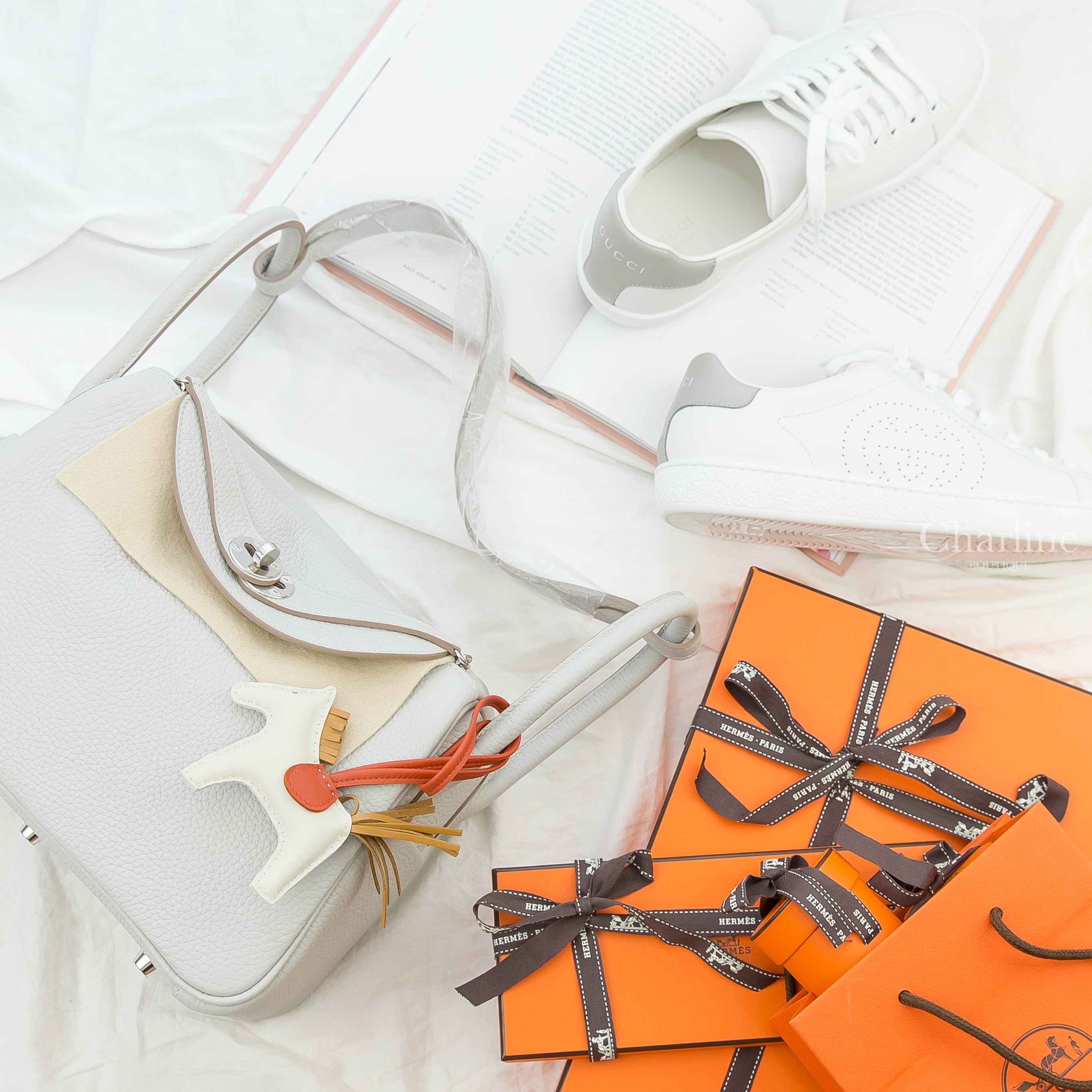 Hermès Horse Charm PM 奶昔白小型小馬吊飾,Hermès Lindy 26cm 80 Gris Perle T/C 珍珠灰銀釦,Gucci Ace Sneaker 白色灰尾GG運動鞋-Charline Boutique 精品代購