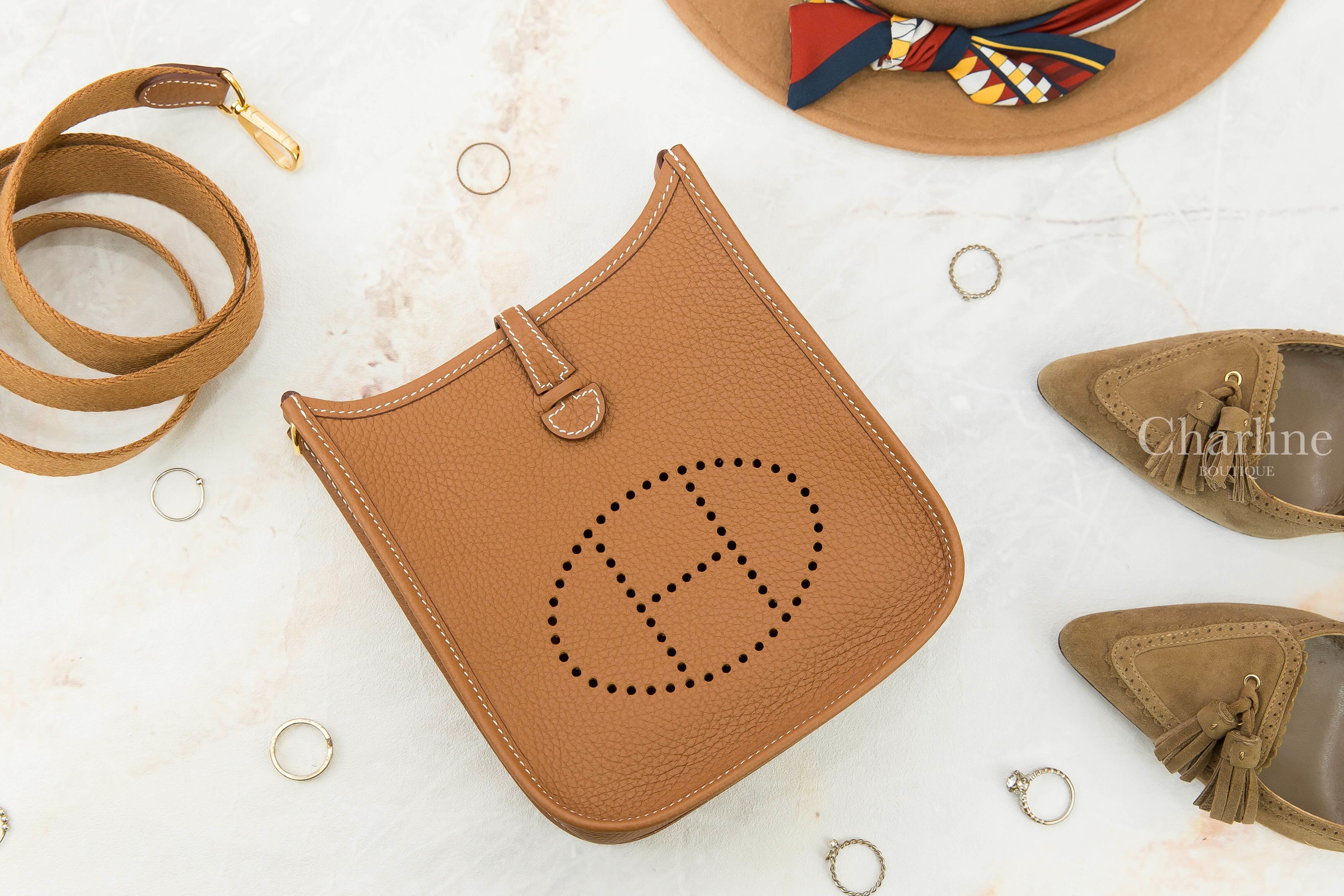 Hermès Evelyne TPM 16cm 37 Gold Taurillon Clemence B刻焦糖色金釦簍空洞洞肩背包-Charline Boutique 精品代購