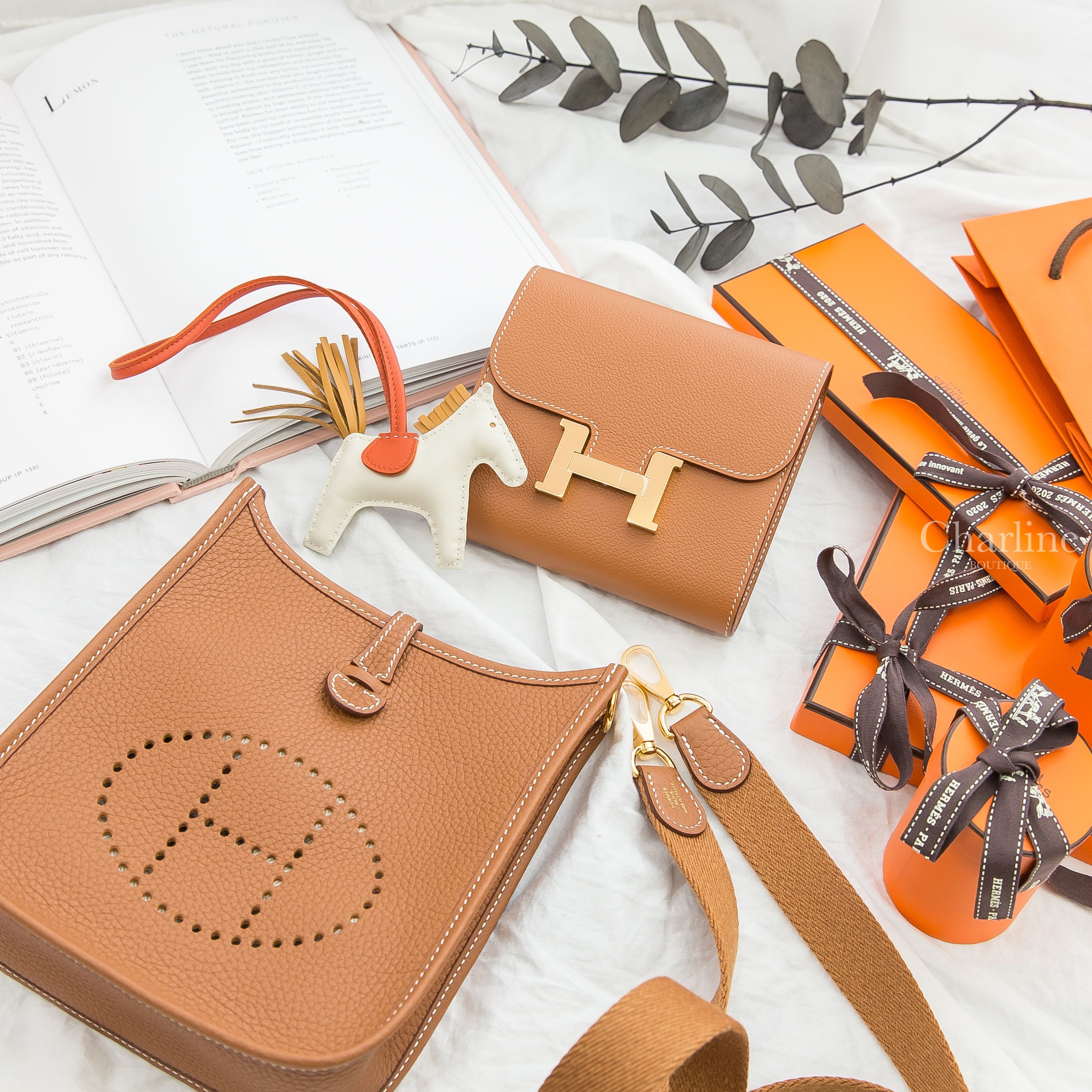Hermès Evelyne TPM 16cm 37 Gold Taurillon Clemence B刻焦糖色金釦簍空洞洞肩背包,Hermes C刻焦糖色金釦短夾,Hermès 奶昔白小型可愛小馬吊飾-Charline Boutique 精品代購