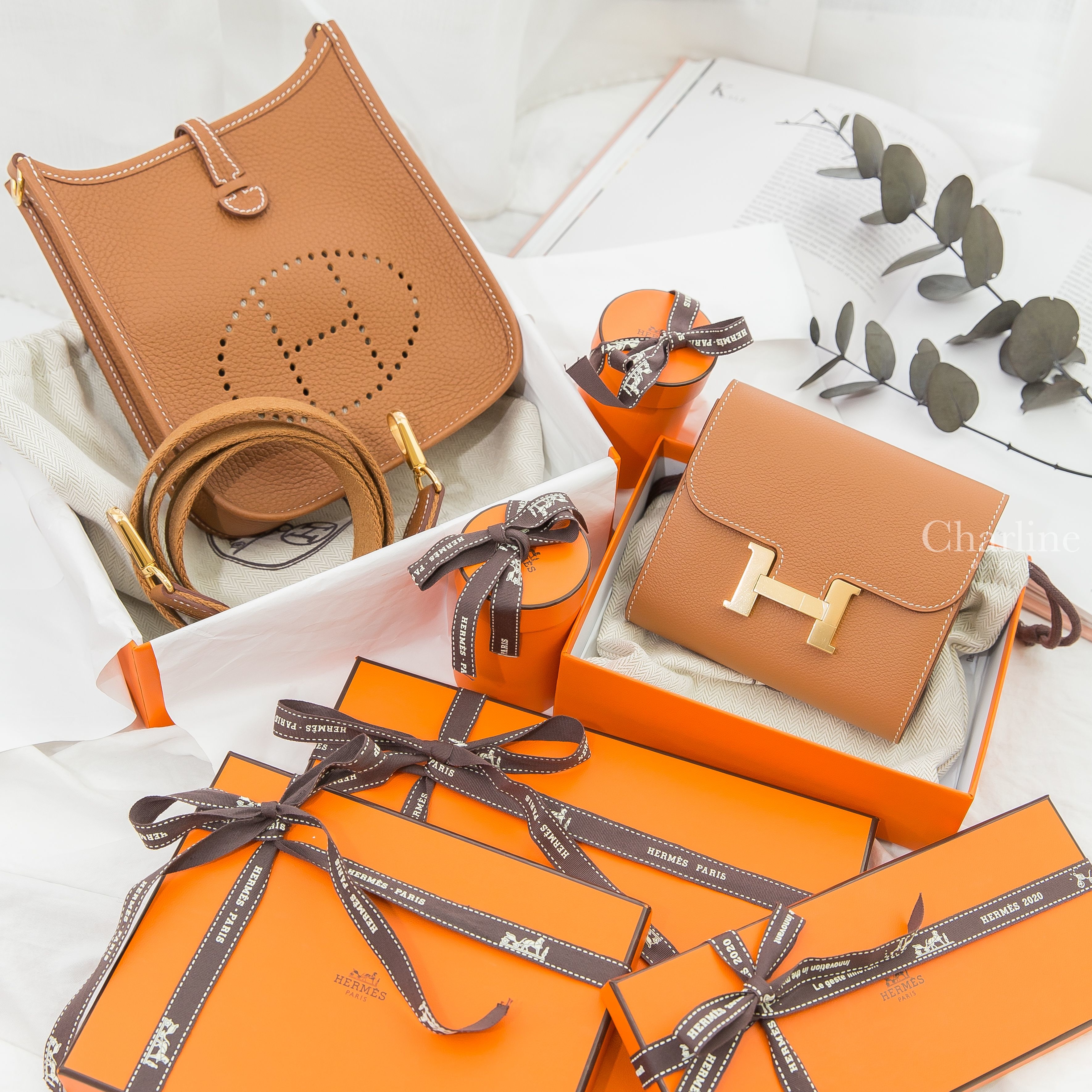 Hermès Evelyne TPM 16cm 37 Gold Taurillon Clemence B刻焦糖色金釦簍空洞洞肩背包,Hermes C刻焦糖色金釦短夾-Charline Boutique 精品代購
