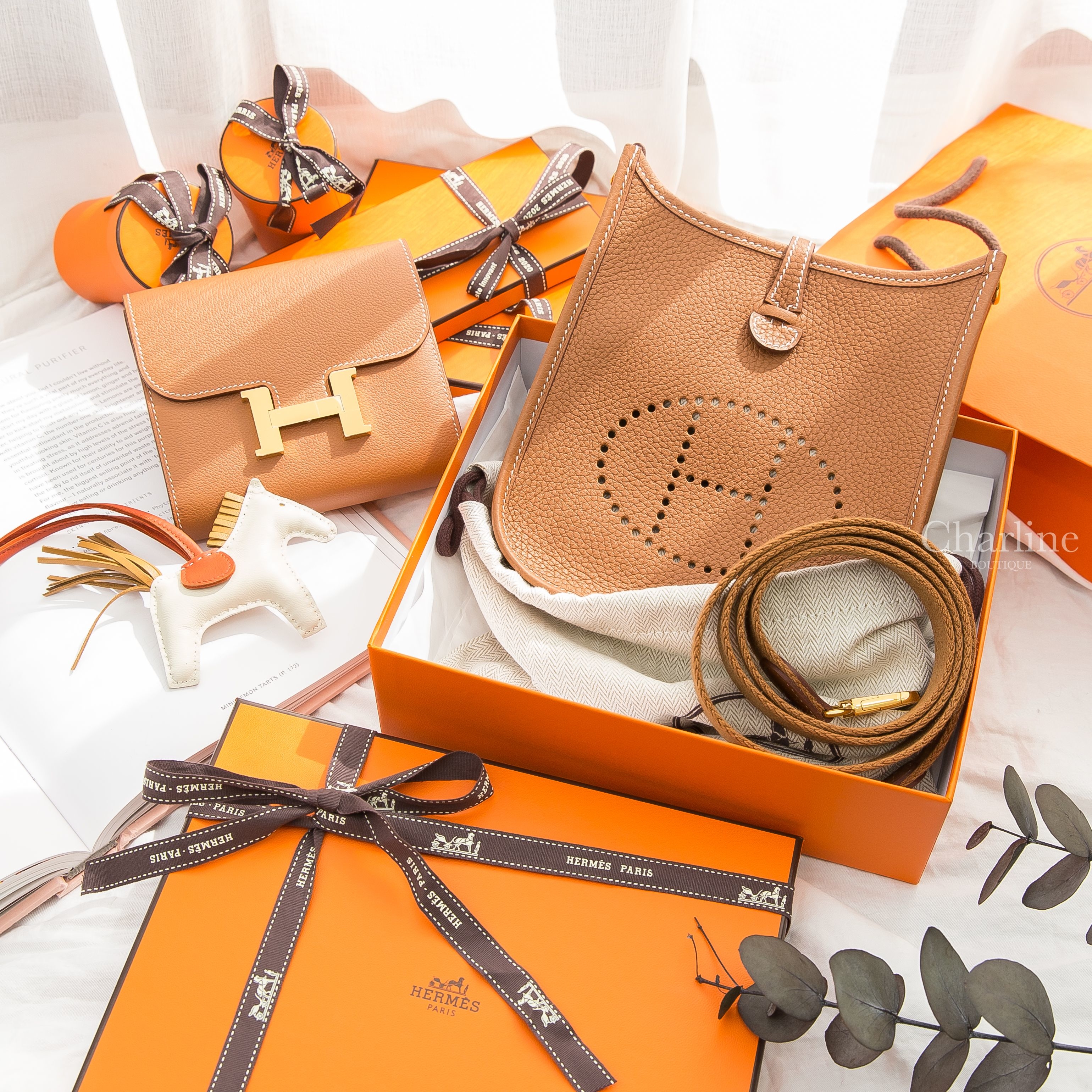 Hermès Evelyne TPM 16cm 37 Gold Taurillon Clemence B刻焦糖色金釦簍空洞洞肩背包,Hermes C刻焦糖色金釦短夾,Hermès 奶昔白小型可愛小馬吊飾-Charline Boutique 精品代購