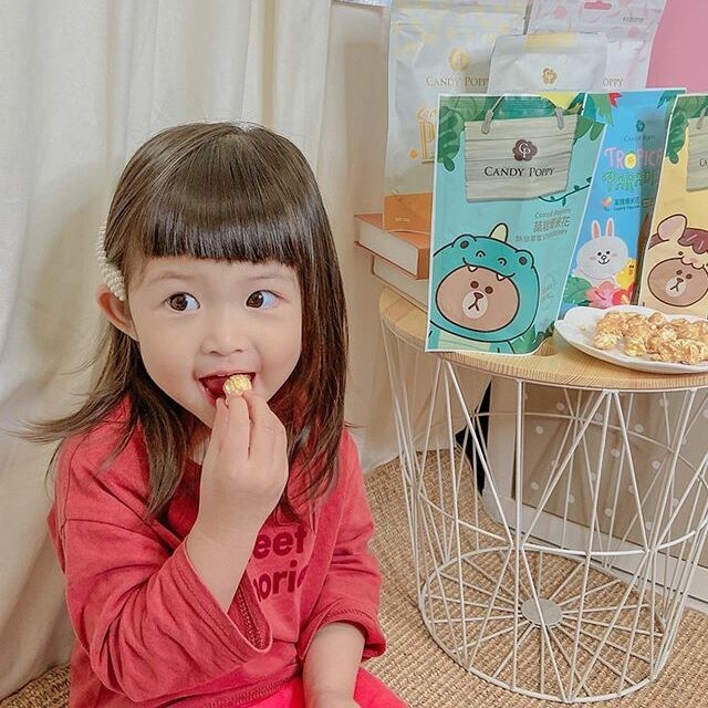小朋友吃爆米花