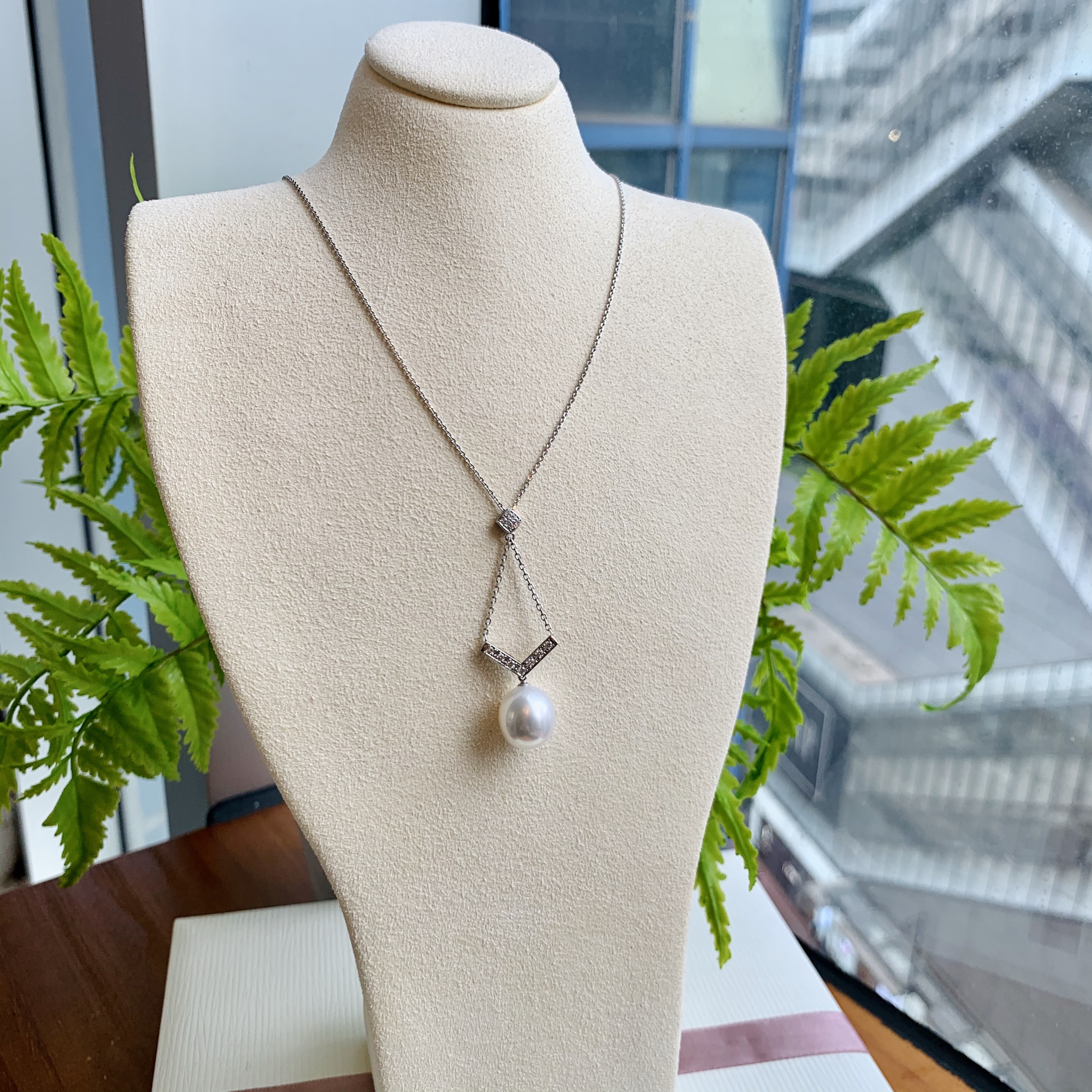 18K金澳白珍珠鑽石吊墜套鏈-橢圓形