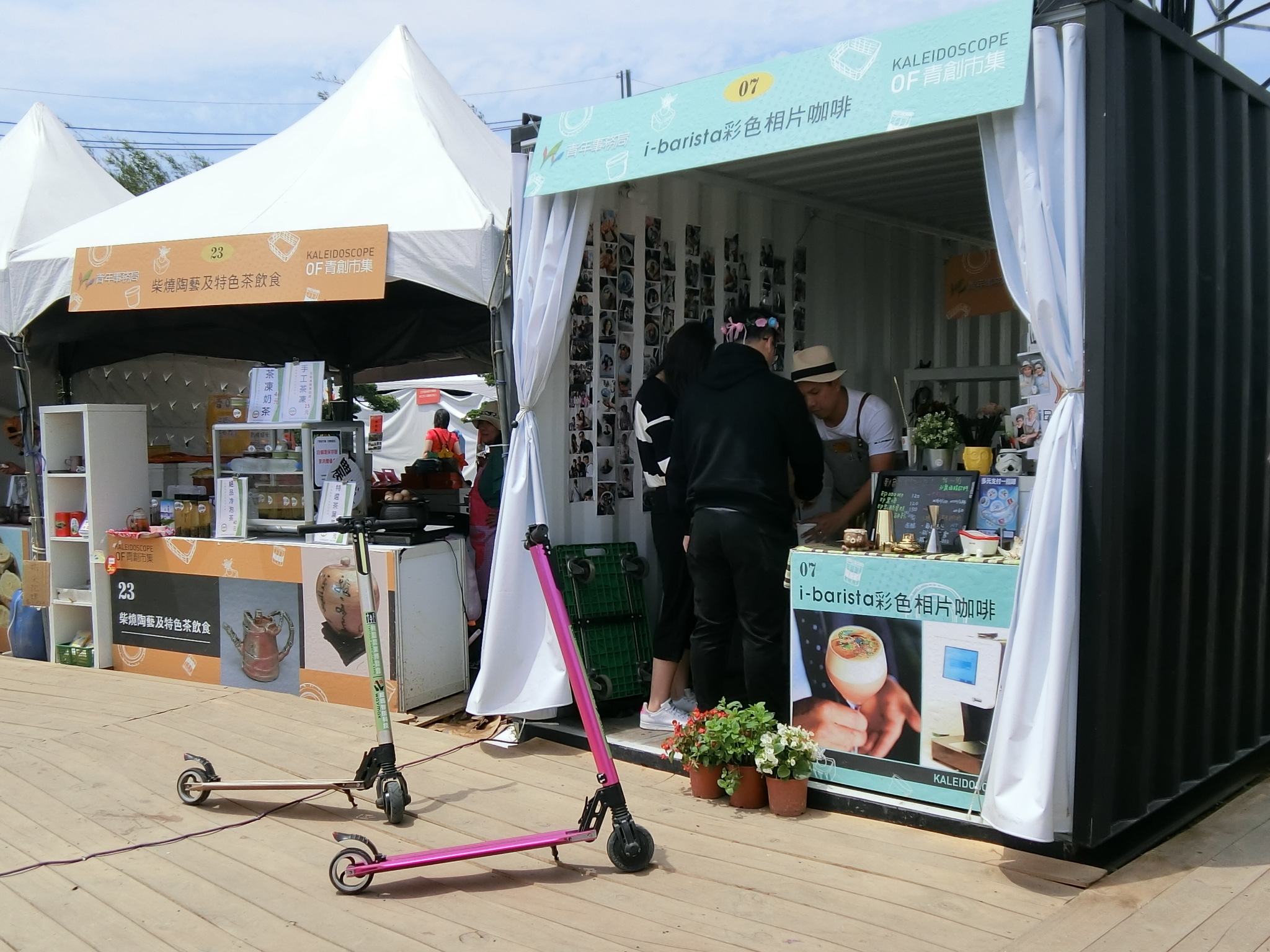 騎電動滑板車去購物的人