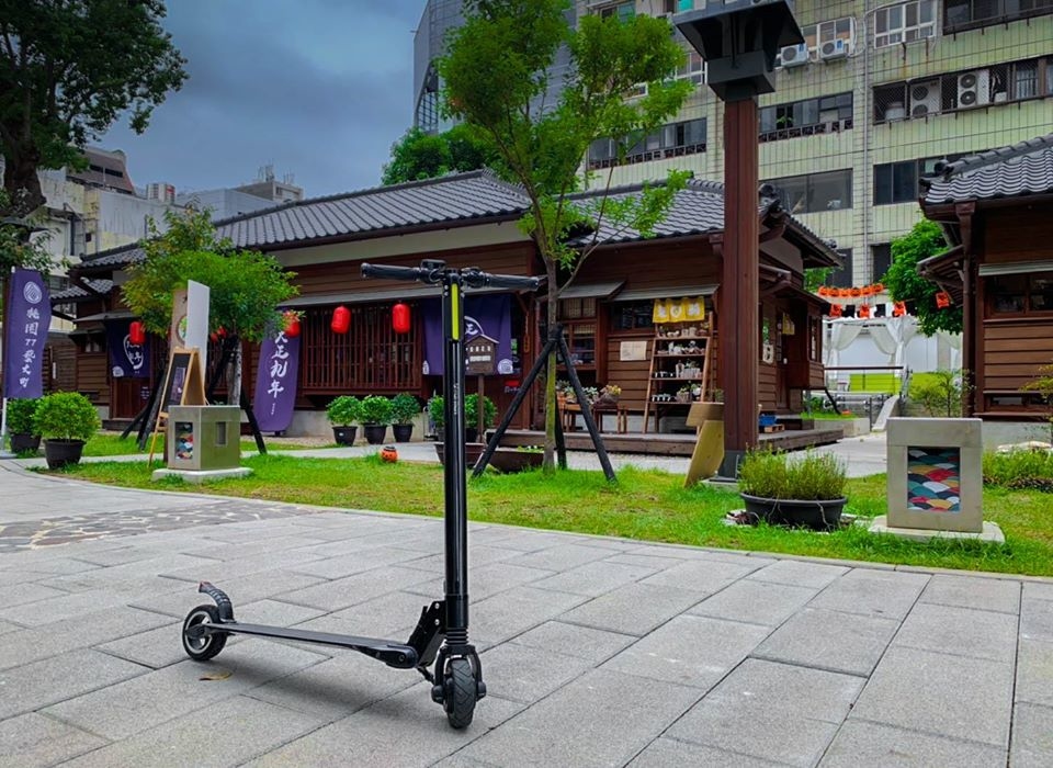 在桃園藝文町騎電動滑板車