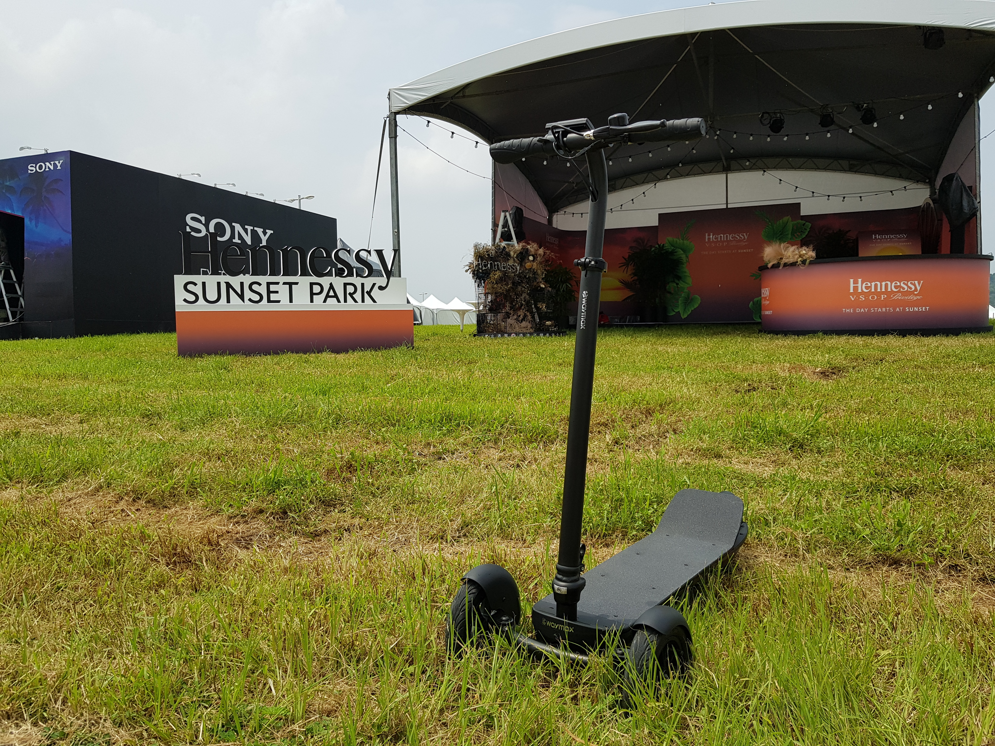 停在草地上的三輪電動滑板車