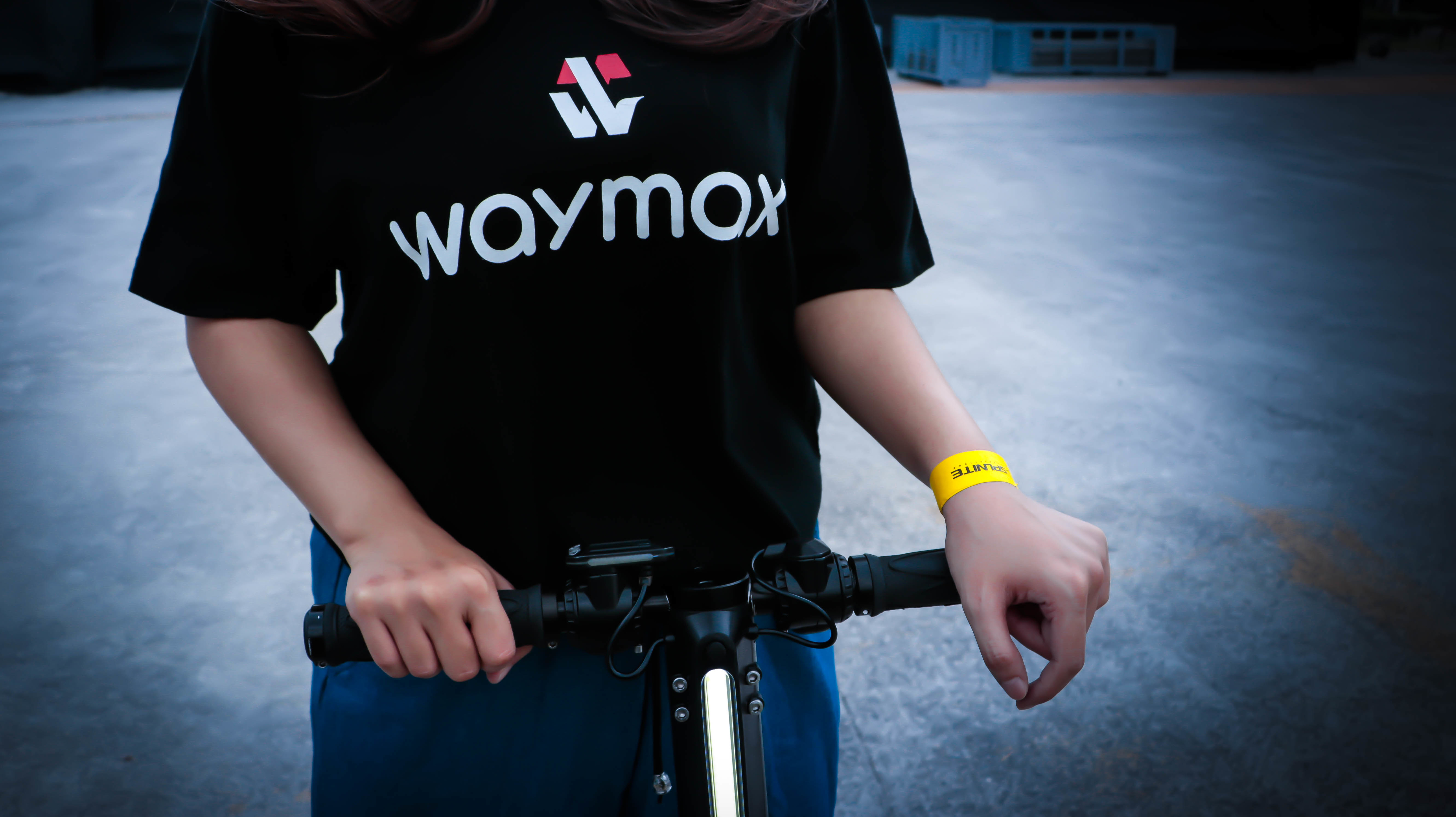 騎電動滑板車的女生