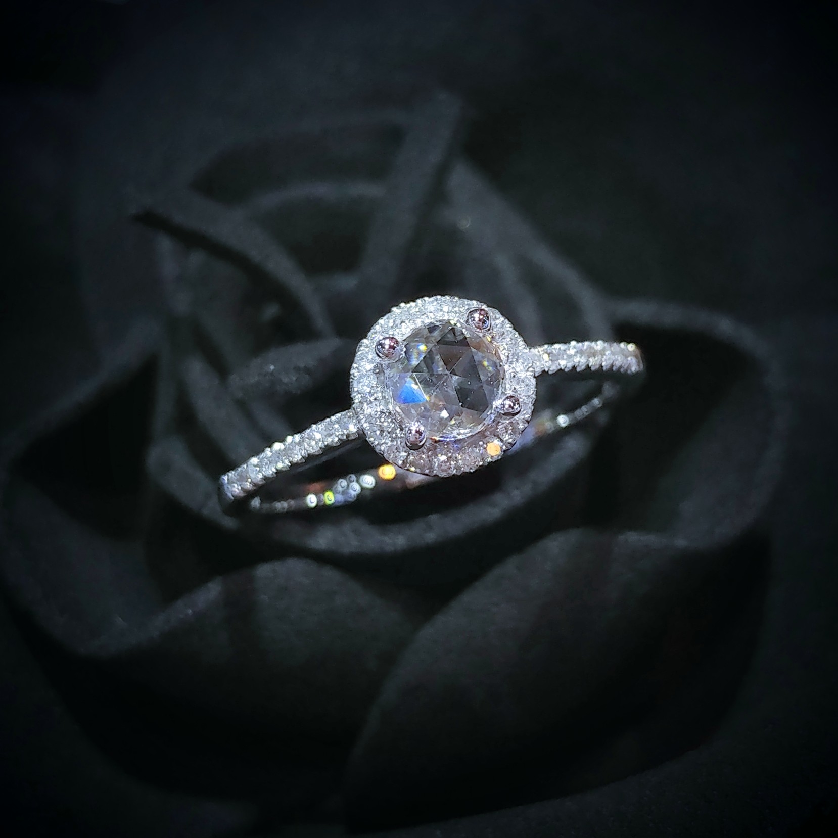 全新18K白金【單粒19份鑽石】配小鑽共32份戒指