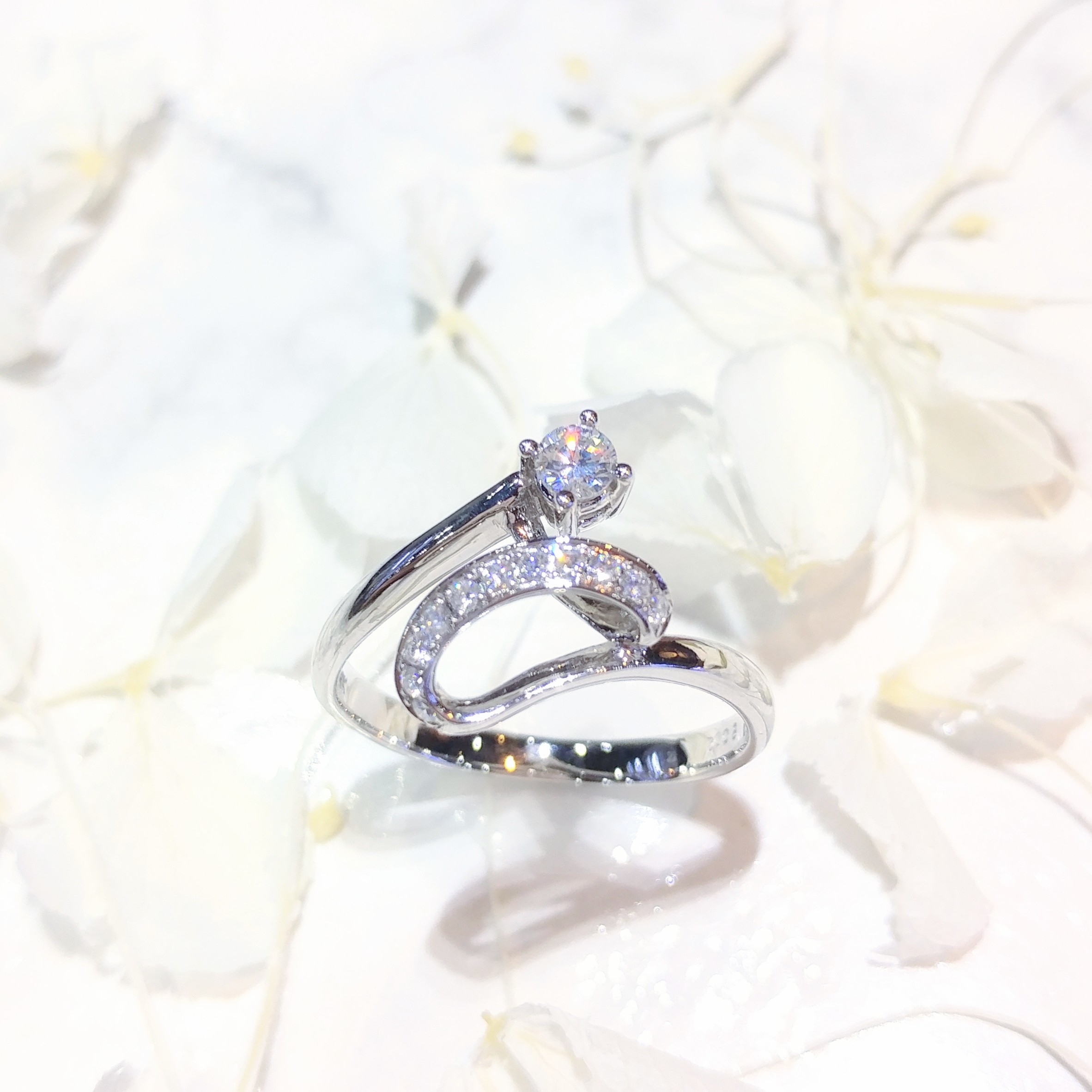 全新18K白金【單粒12份鑽石】配小鑽共20份鑽石戒指