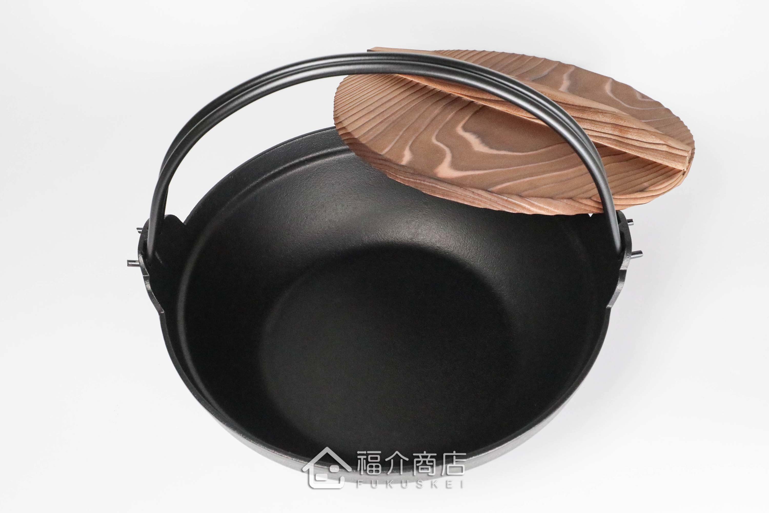 煮東西用的黑色鑄鐵鍋