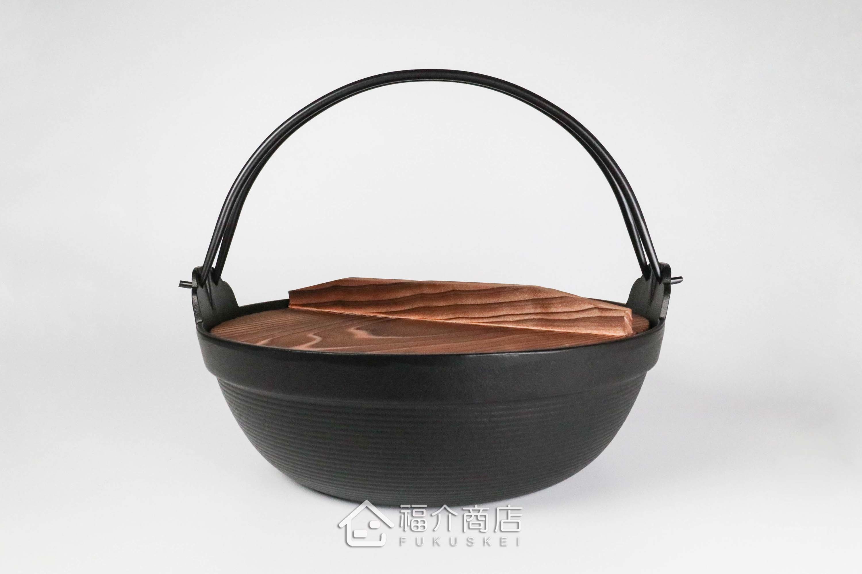 煮東西用的黑色鑄鐵鍋