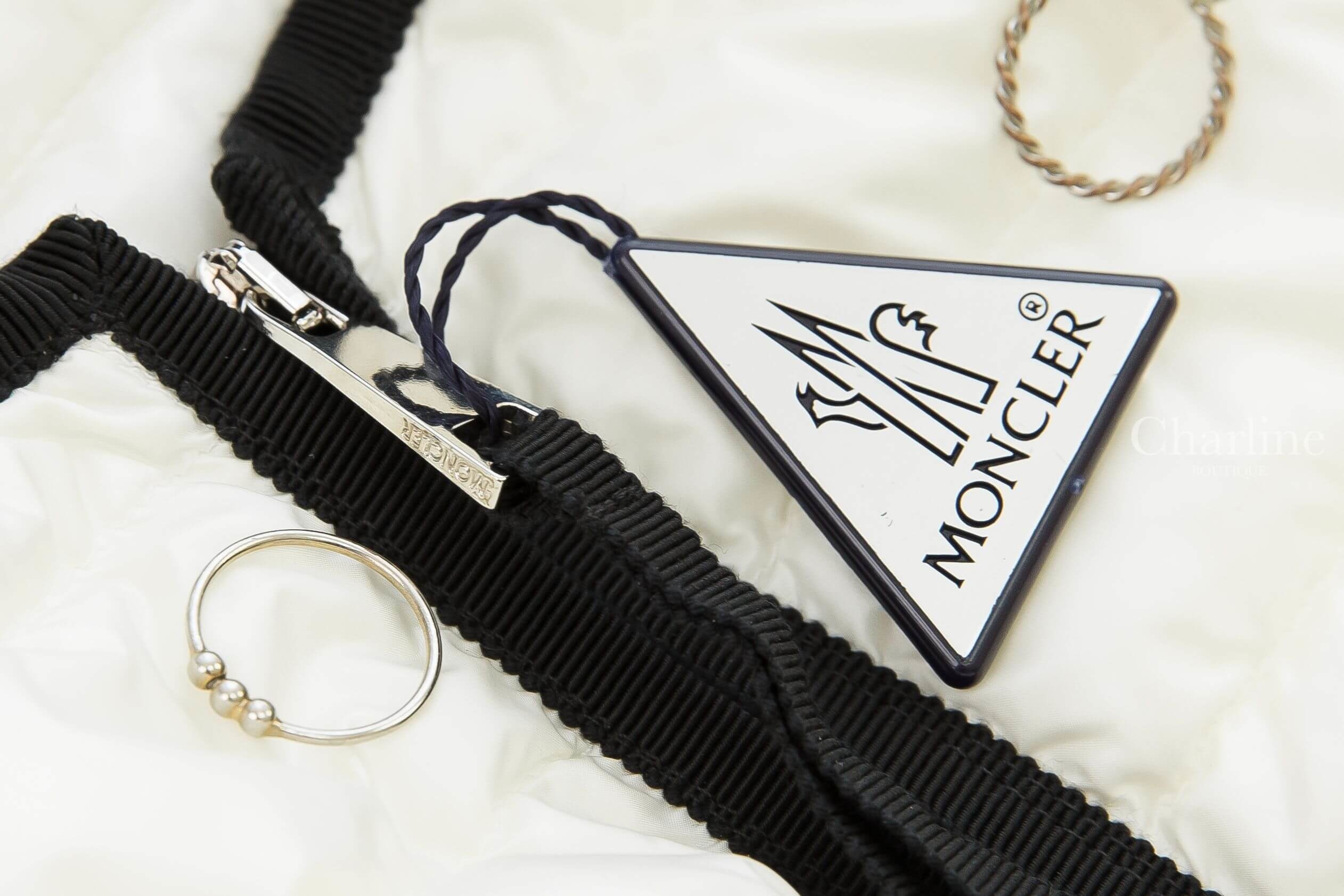 Moncler Baillet 象牙白黑滾邊口袋輕羽絨外套