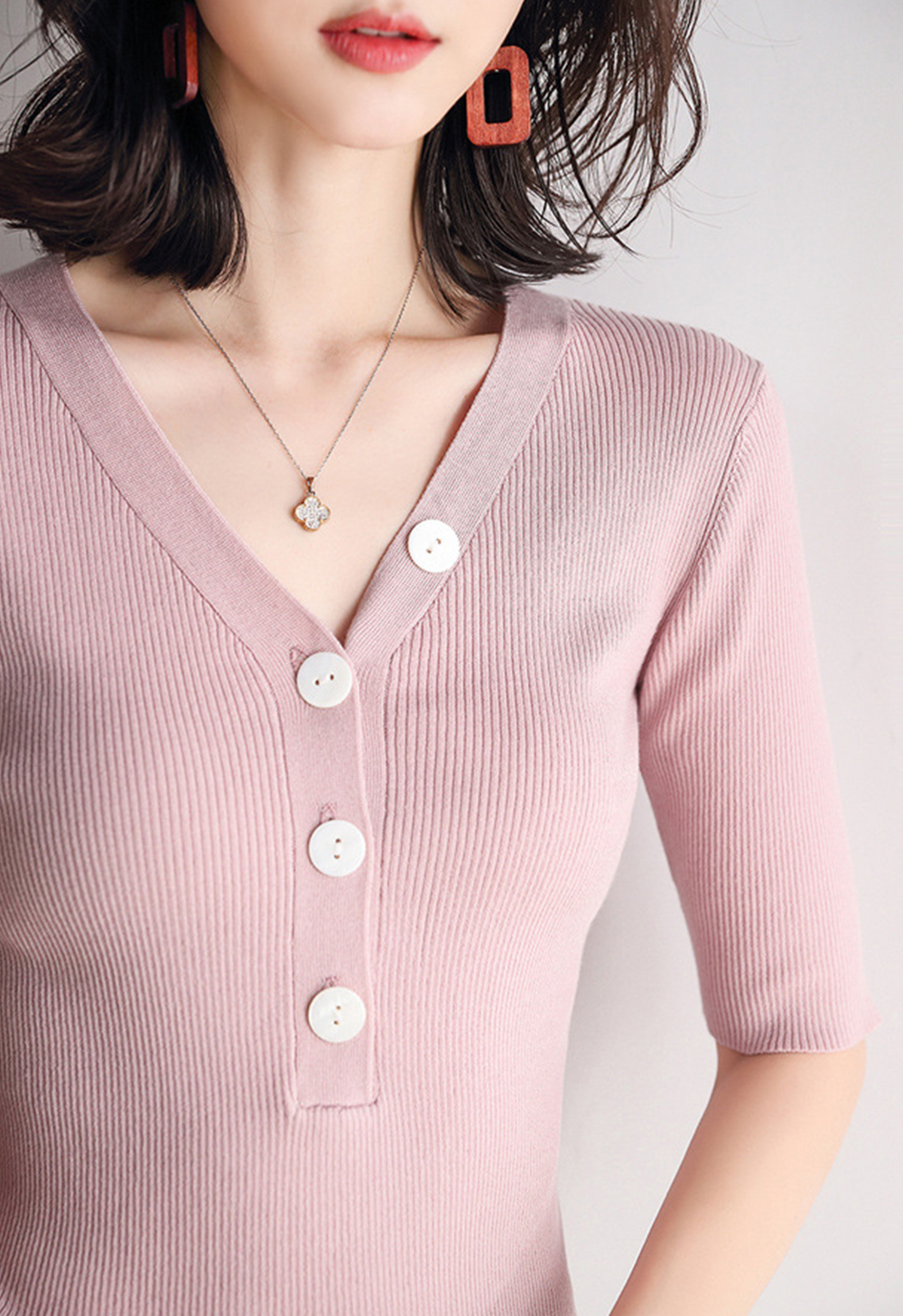 DEER.W V襟貝殼圓釦坑條針織上衣 粉色