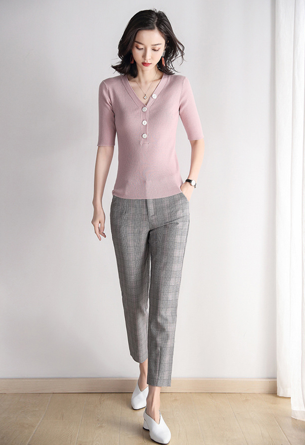 DEER.W V襟貝殼圓釦坑條針織上衣 粉色