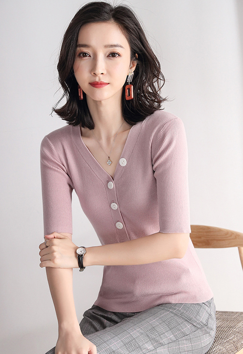 DEER.W V襟貝殼圓釦坑條針織上衣 粉色