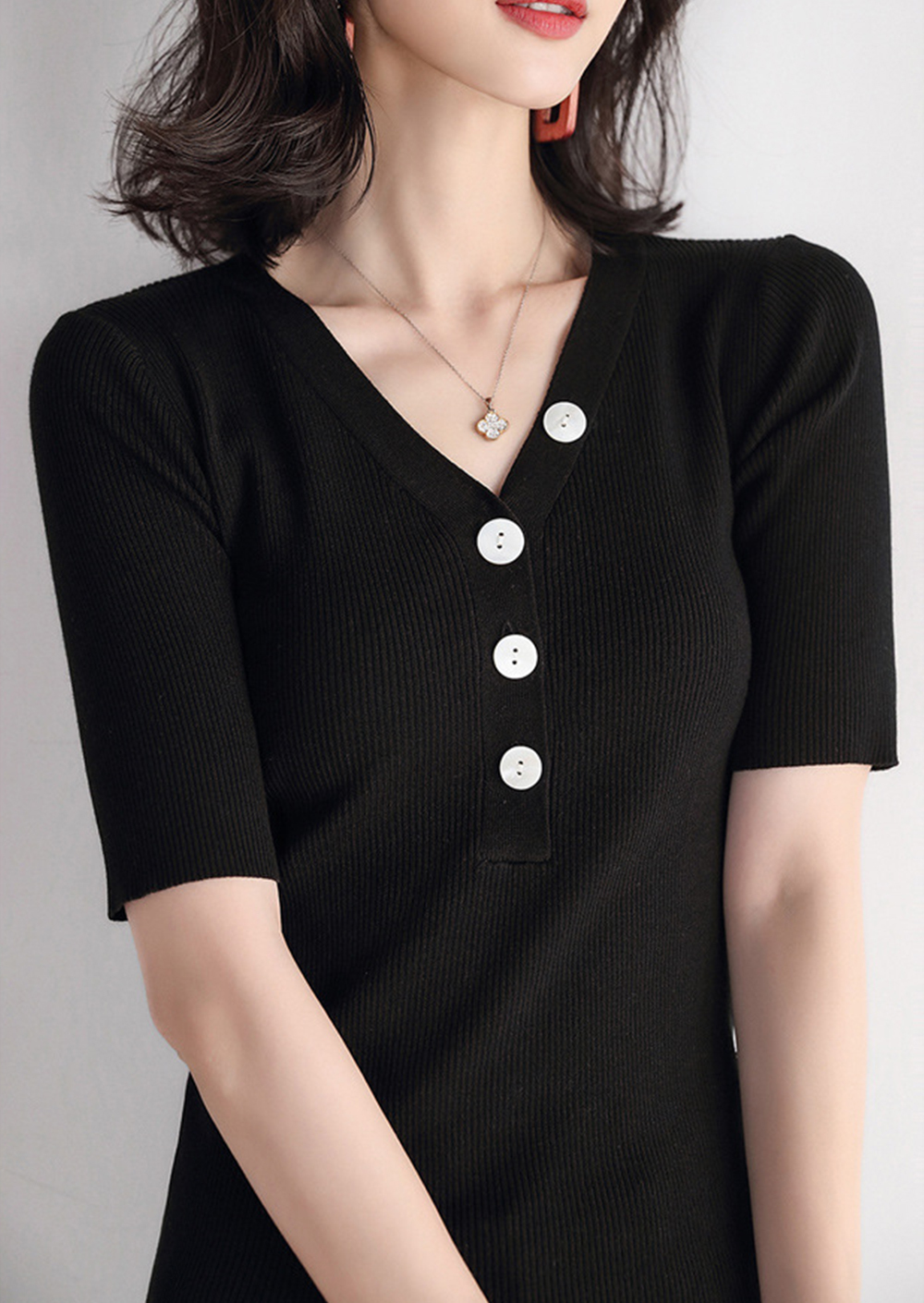 DEER.W V襟貝殼圓釦坑條針織上衣 黑色