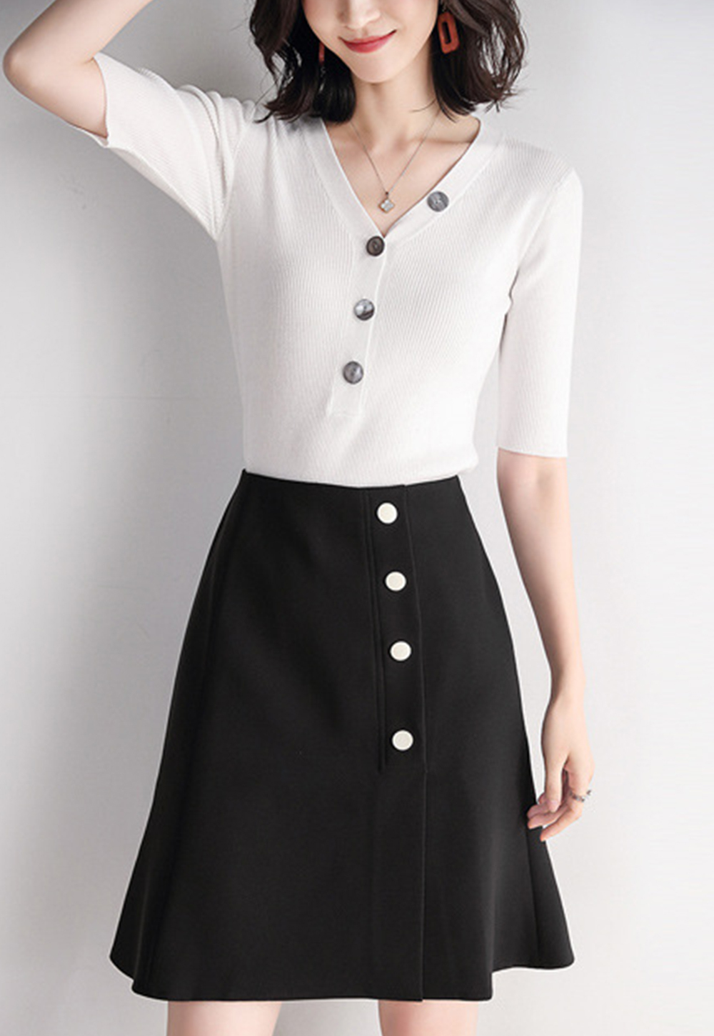 DEER.W V襟貝殼圓釦坑條針織上衣 白色