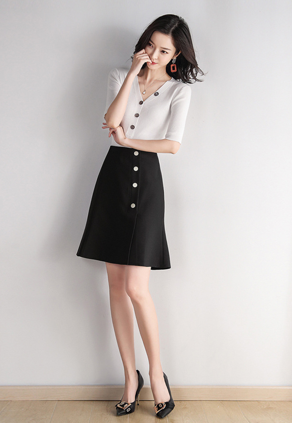 DEER.W V襟貝殼圓釦坑條針織上衣 白色