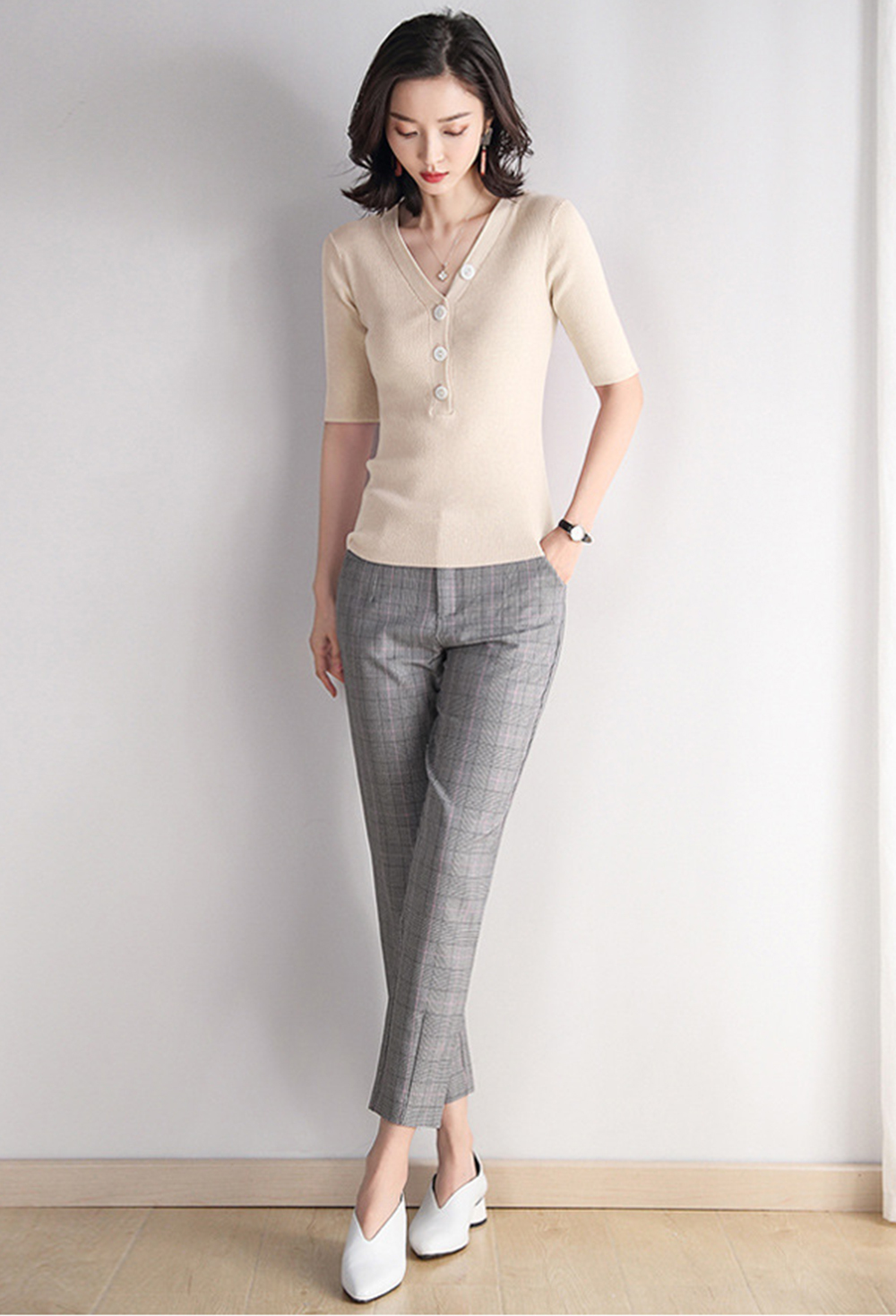 DEER.W V襟貝殼圓釦坑條針織上衣 杏色