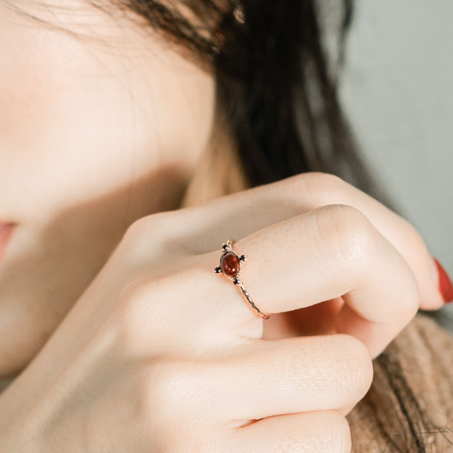 小華麗橫橢圓蛋面石榴石戒指-玫瑰金