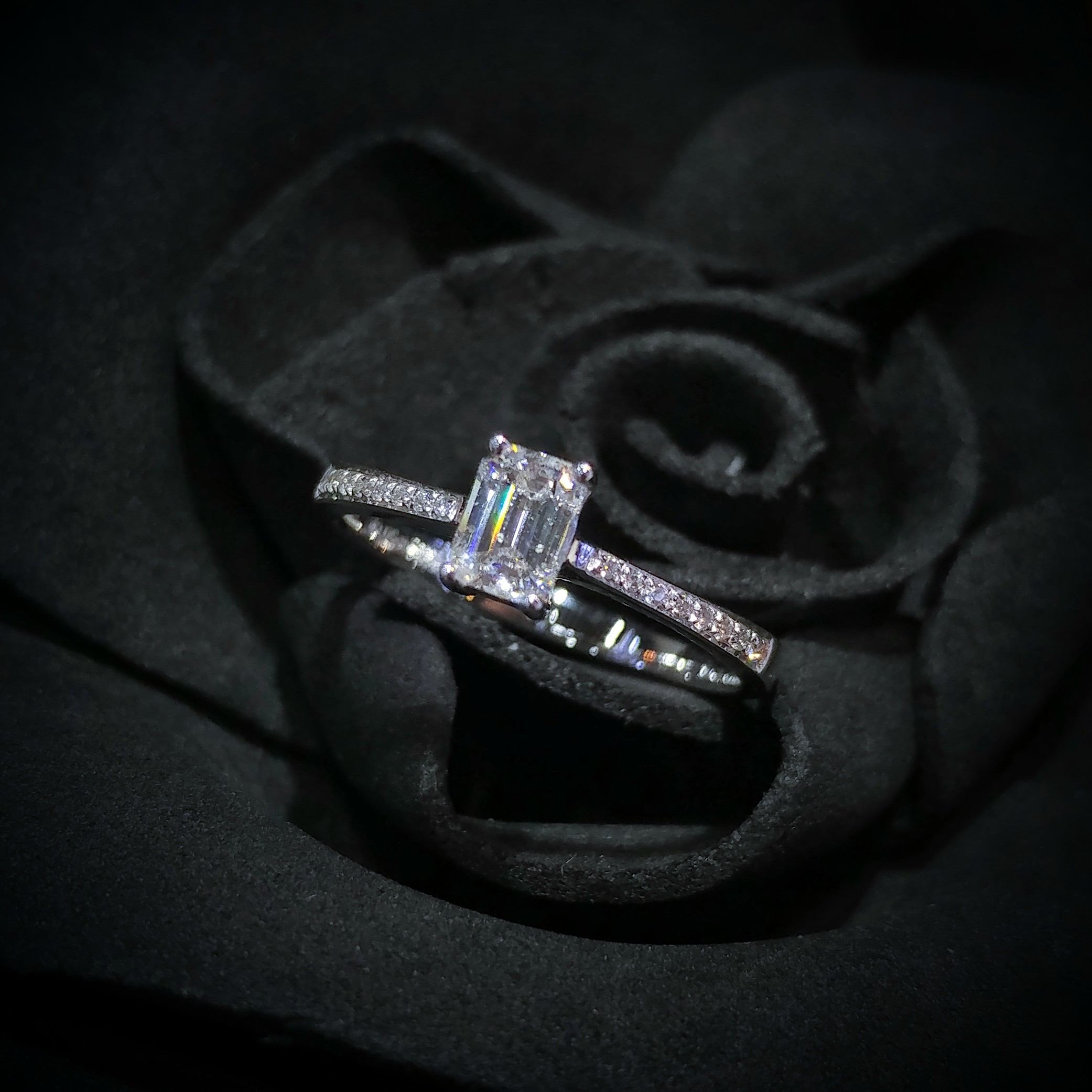 全新18K白金【單粒36份方形鑽石】配小鑽共41份戒指