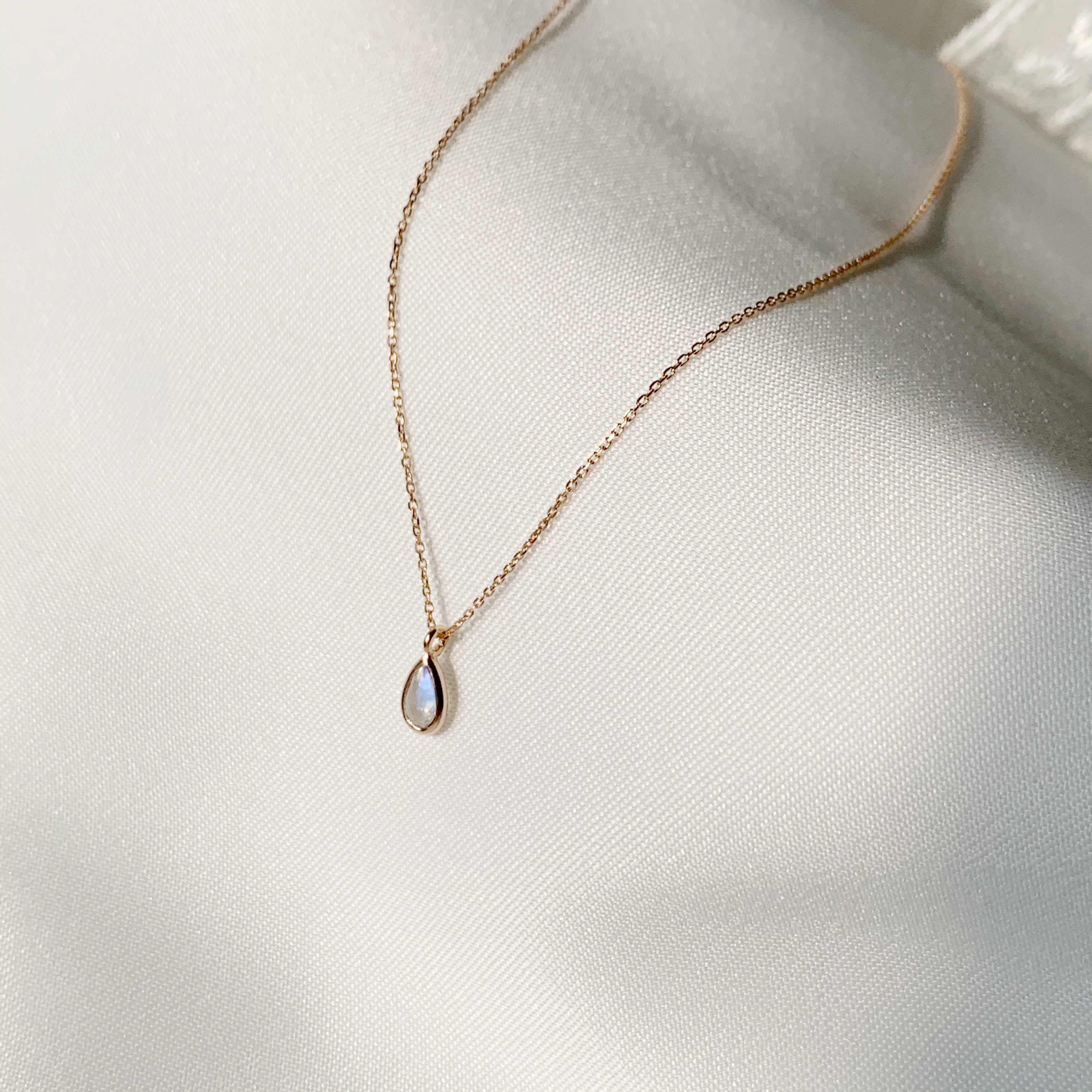 14k簡約小水滴月光石鎖骨鏈