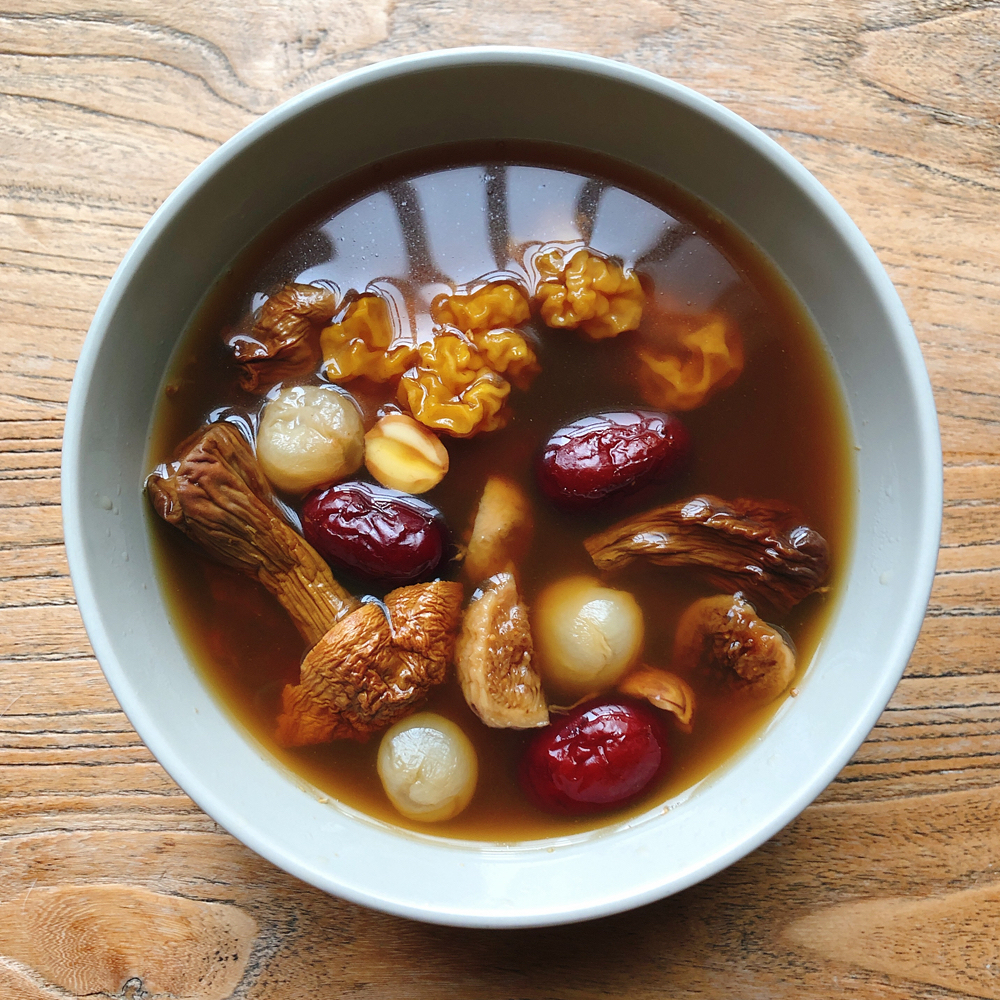 姬松茸黃耳圓肉蓮子湯