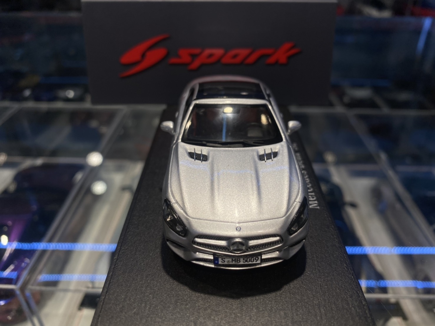 Spark S8180 Mercedes-Benz SL 銀色1/43 (樹酯車)