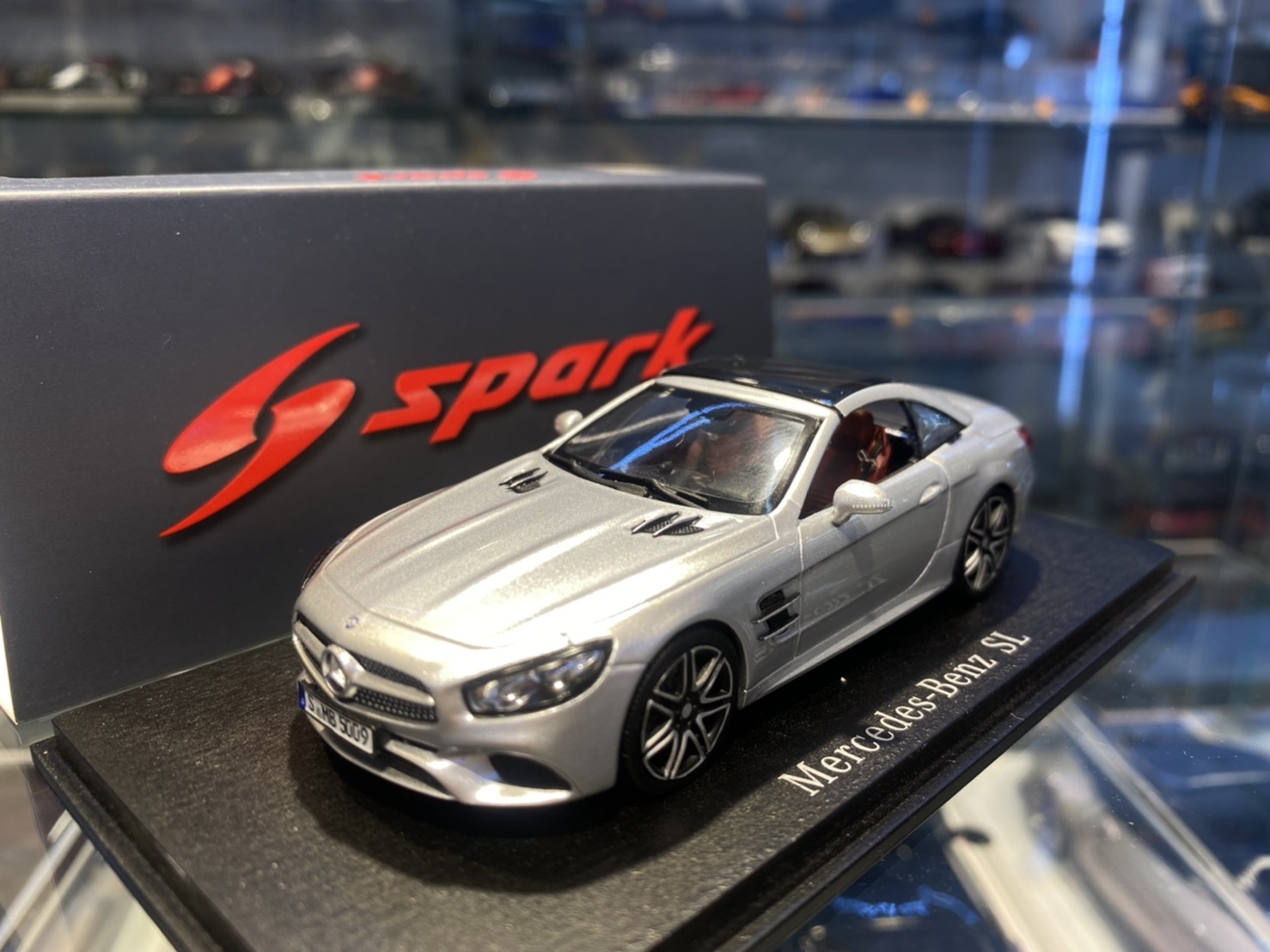 Spark S8180 Mercedes-Benz SL 銀色1/43 (樹酯車)