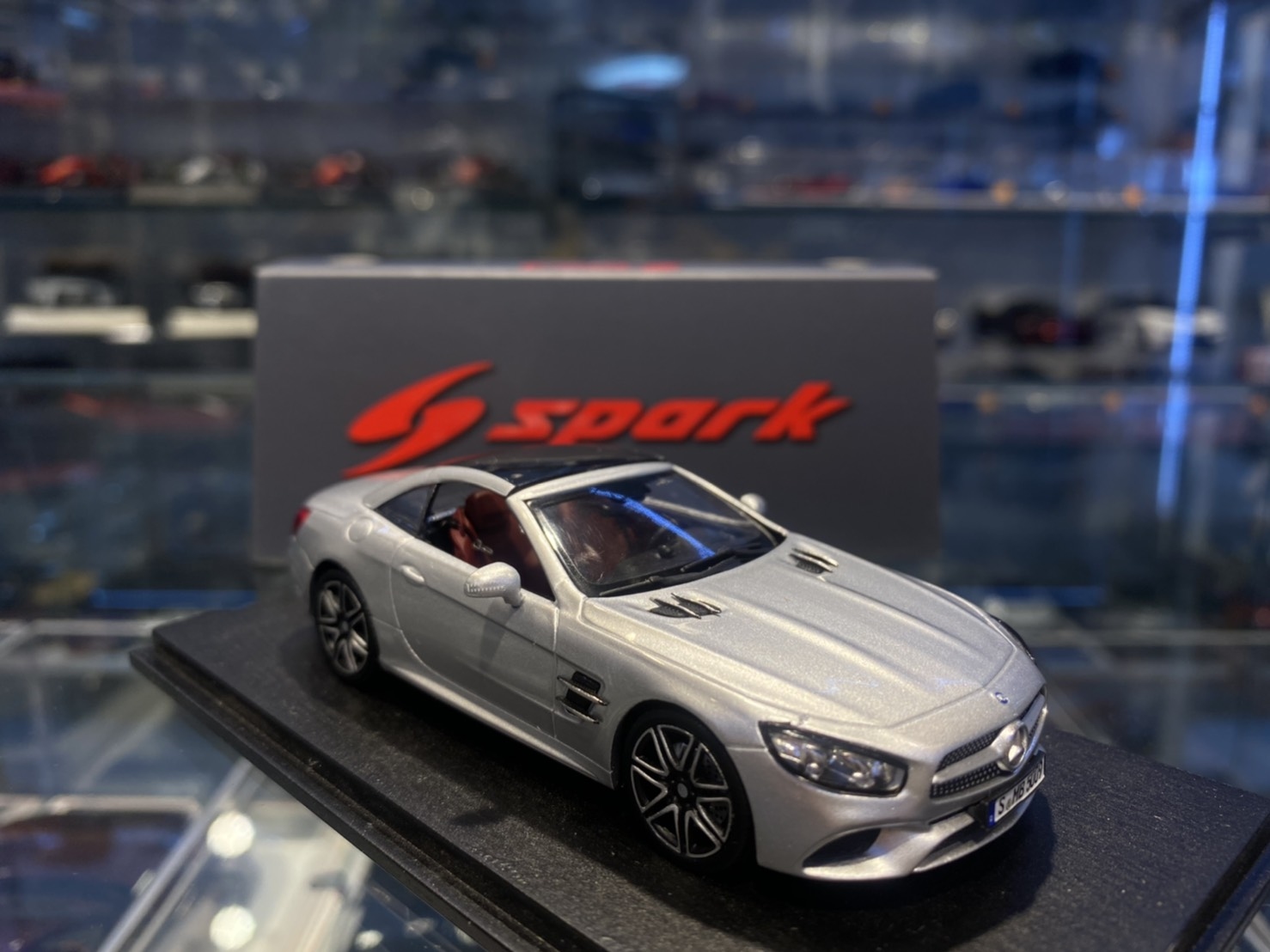 Spark S8180 Mercedes-Benz SL 銀色1/43 (樹酯車)