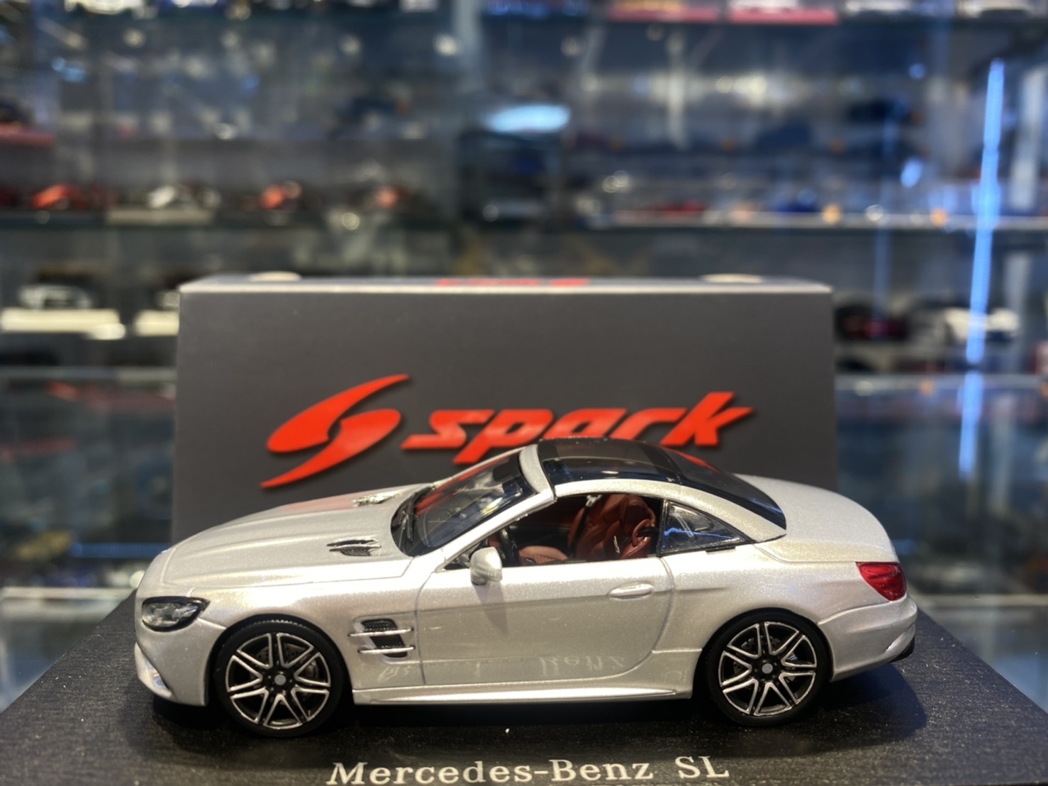 Spark S8180 Mercedes-Benz SL 銀色1/43 (樹酯車)