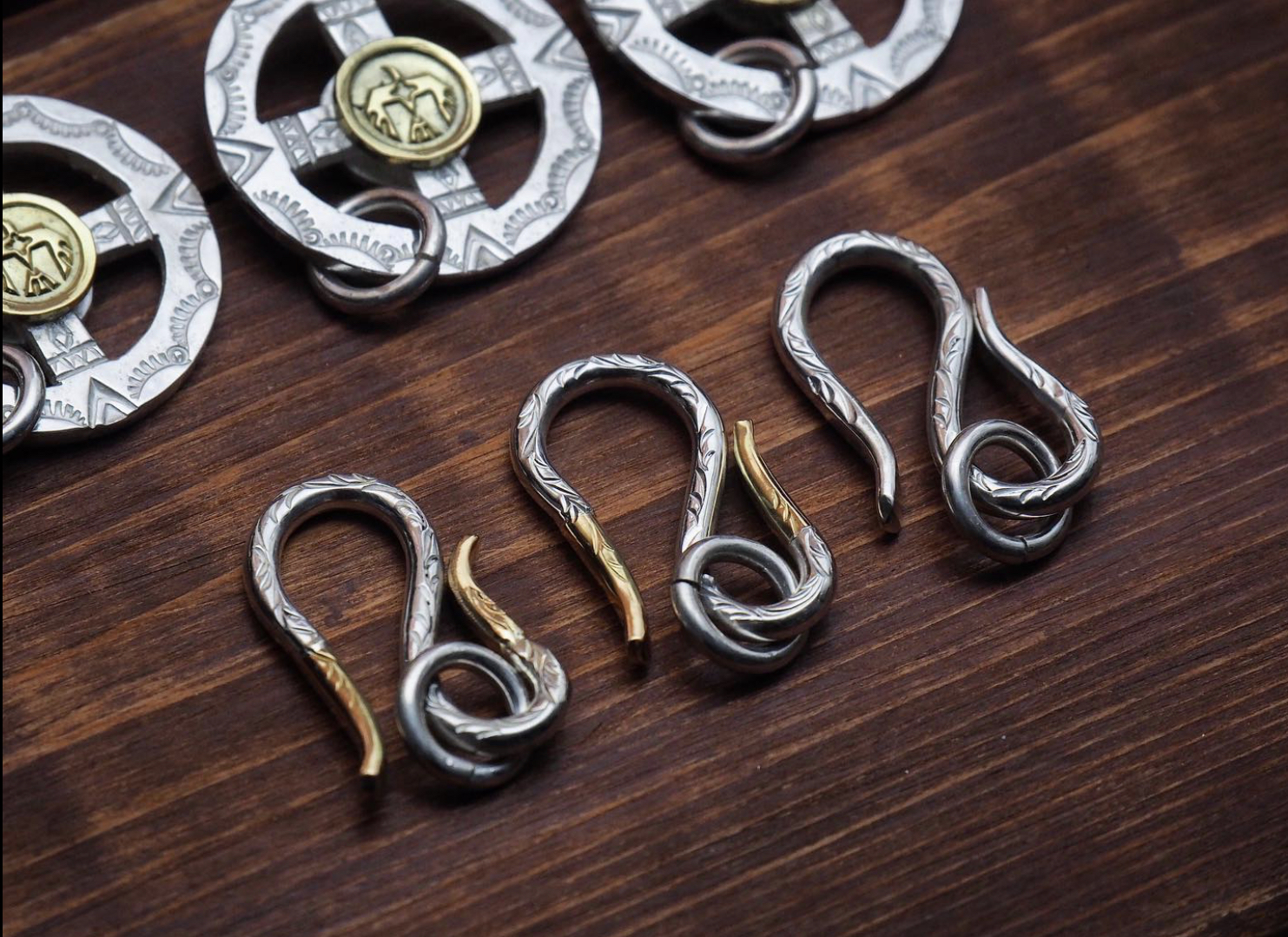 K18 金銀唐草花紋掛鉤