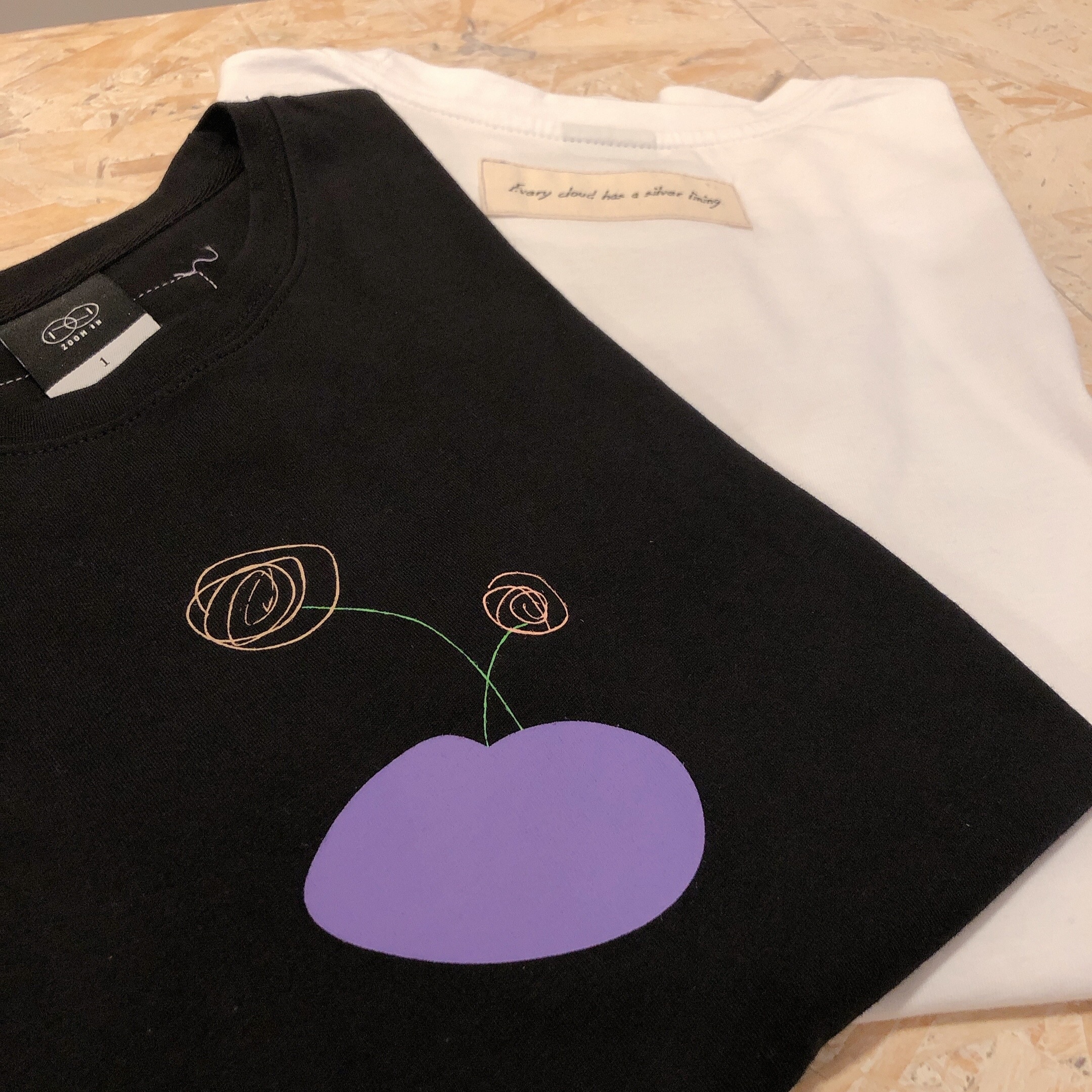 Zoom in goods 「石中花手繪棉質 t-shirt」白色