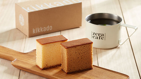 吉賀堂KIKKADO長崎蛋糕放在木盤上，旁邊有ZeraCafe單品咖啡