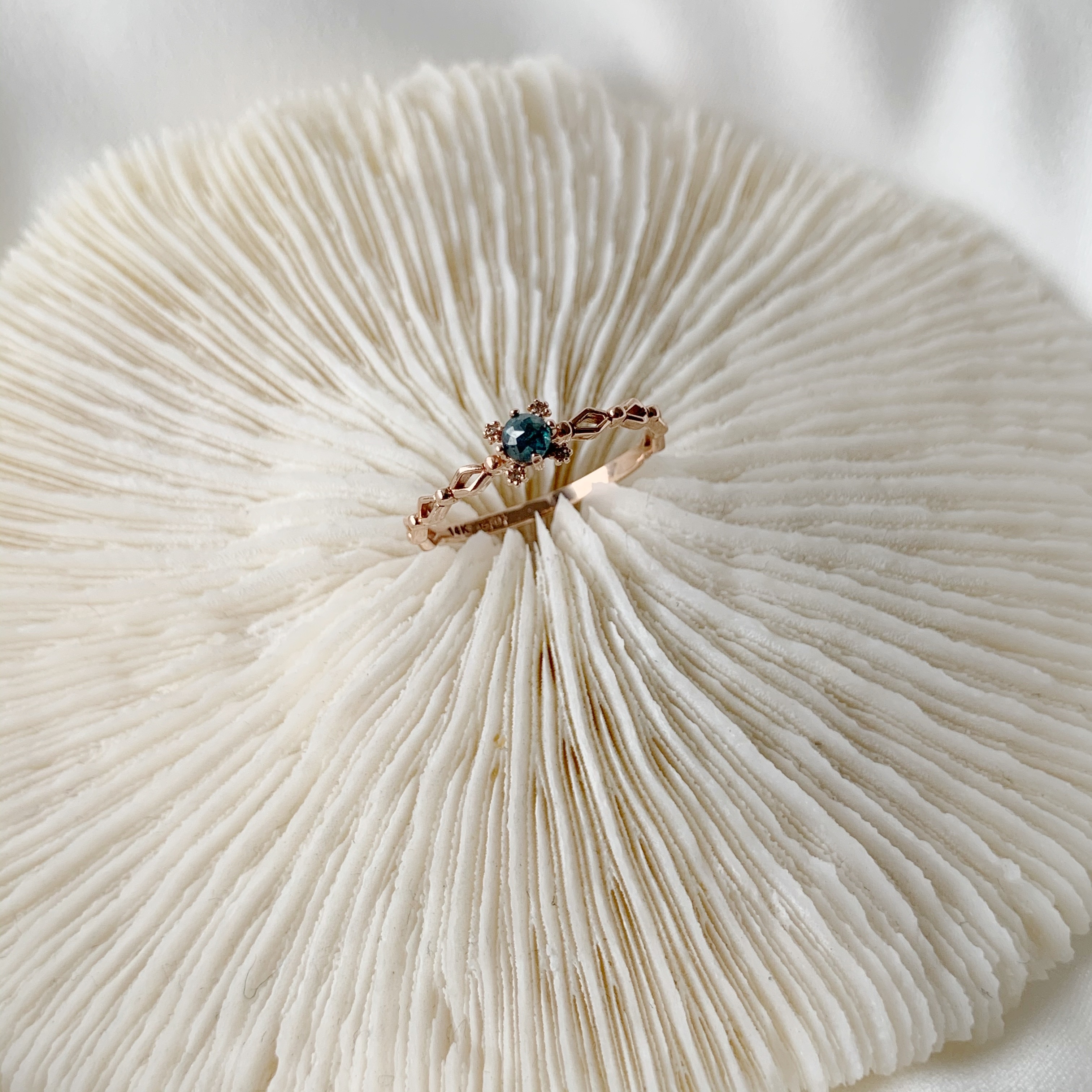 14k Drone藍鑽真鑽簍空菱形戒指