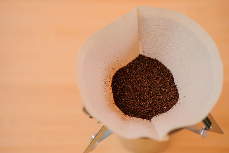 手沖咖啡濾紙上放好咖啡粉
